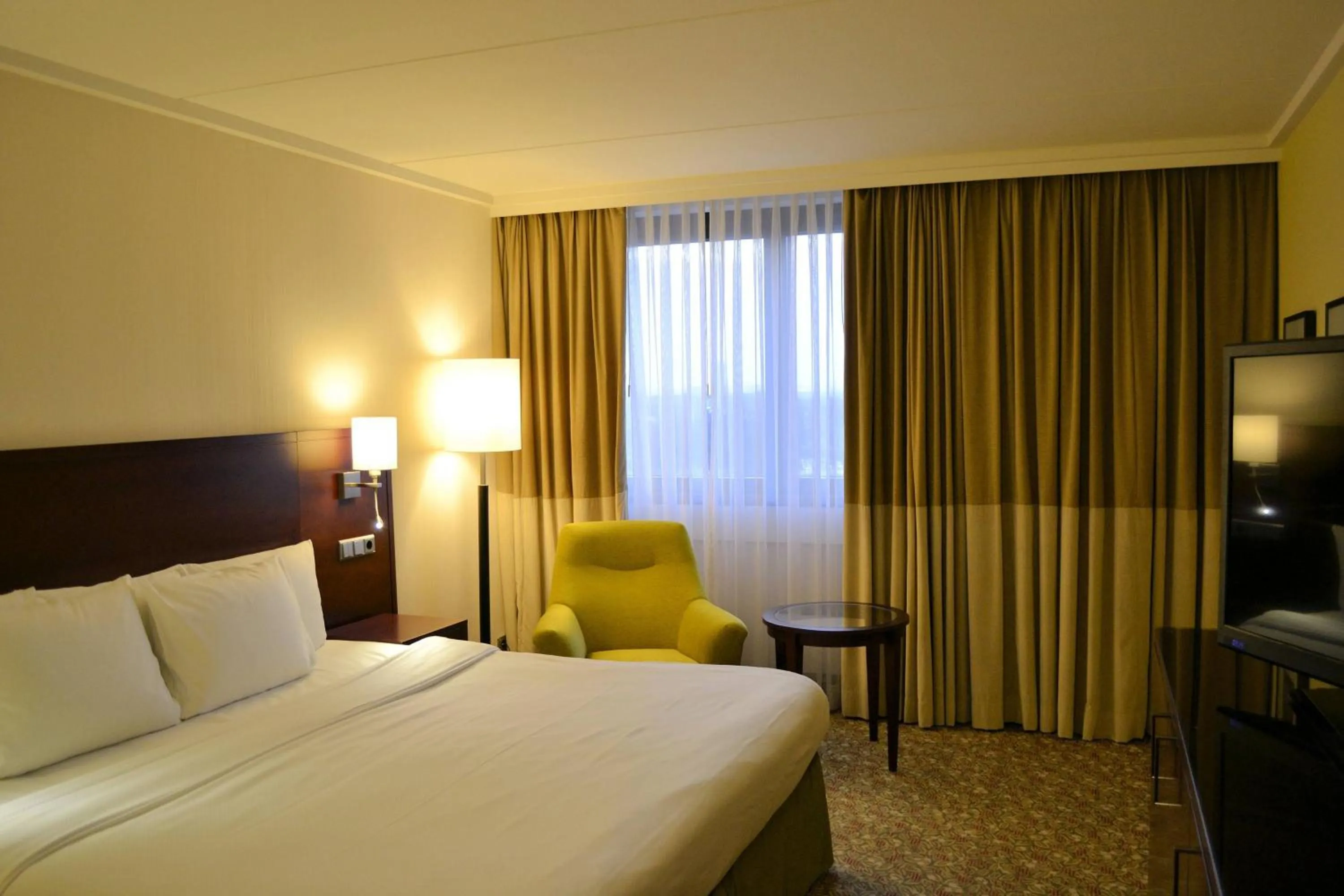 Photo of the whole room, Bed in Courtyard by Marriott Düsseldorf Seestern