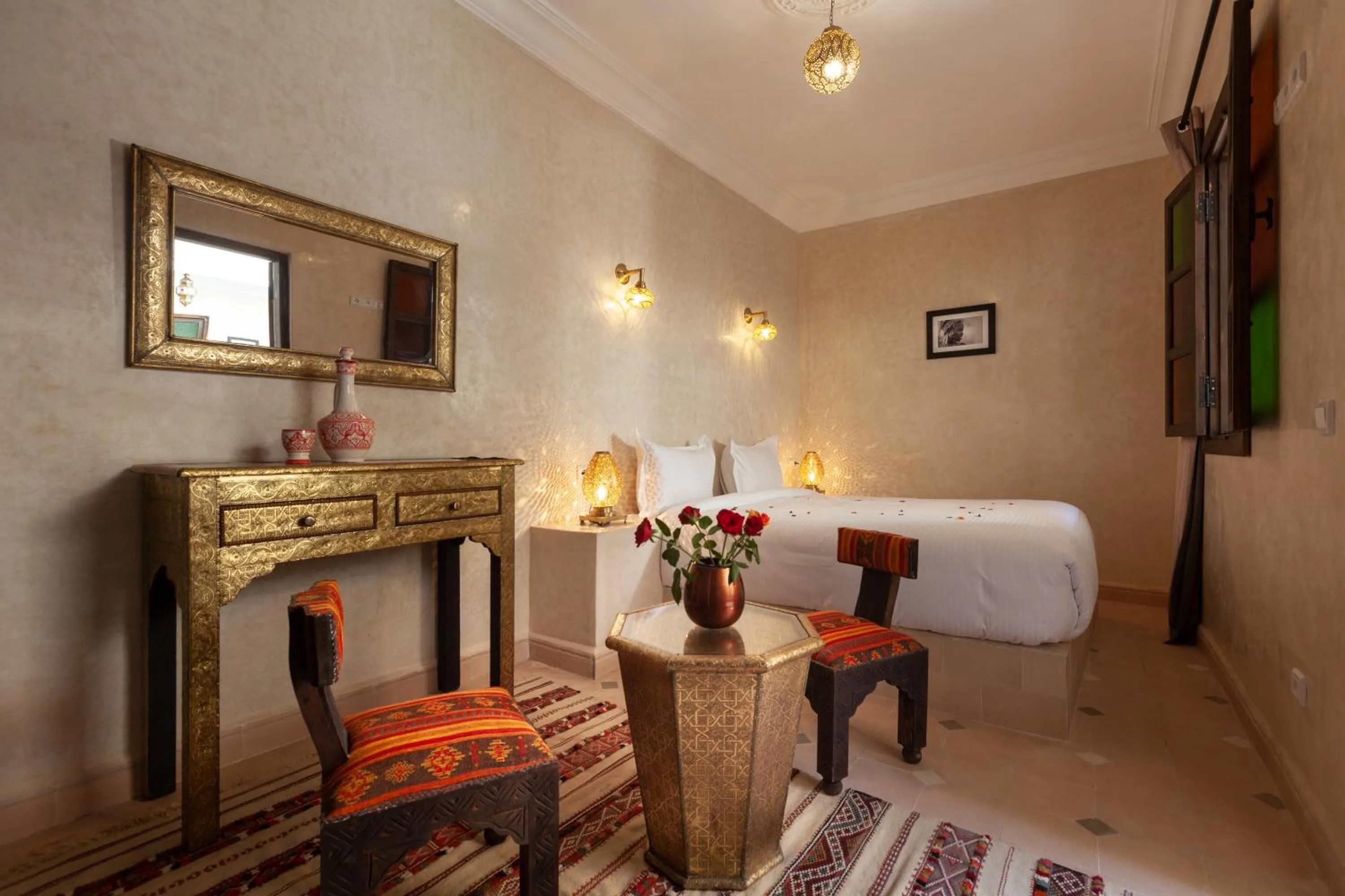 Dining area, Bed in Riad Salman