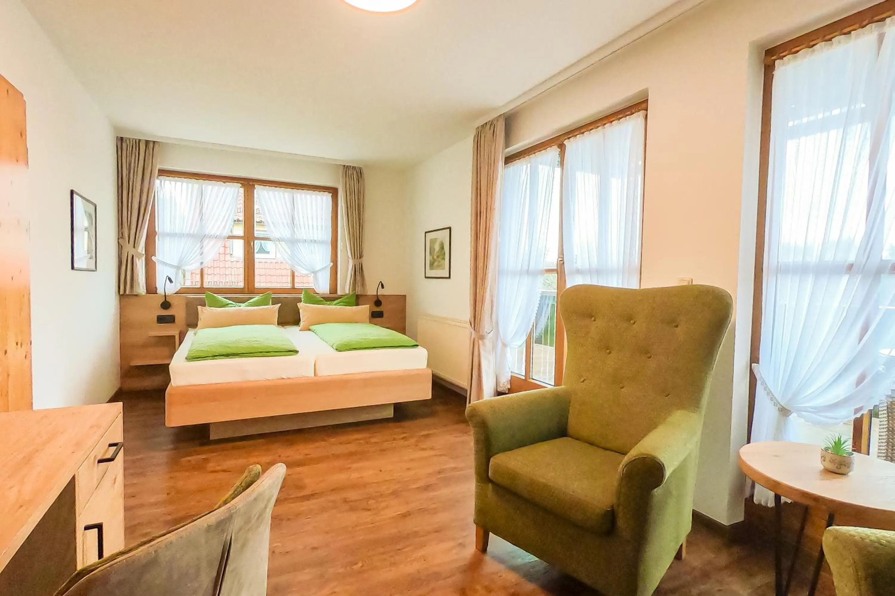 Living room, Bed in Hotel und Berggasthof Zum Sonnenhof