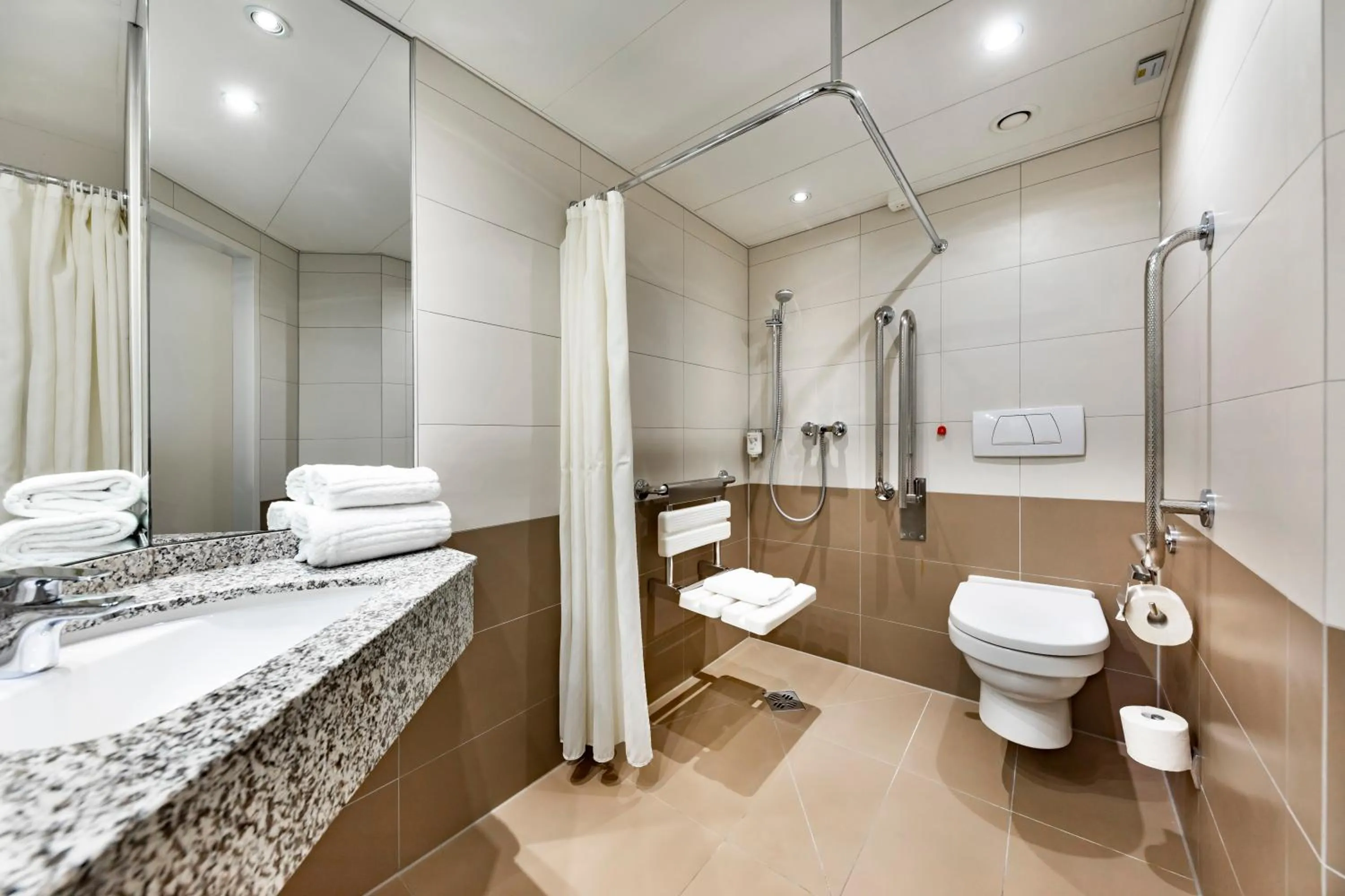 Shower in Hotel Ramada by Wyndham Graz