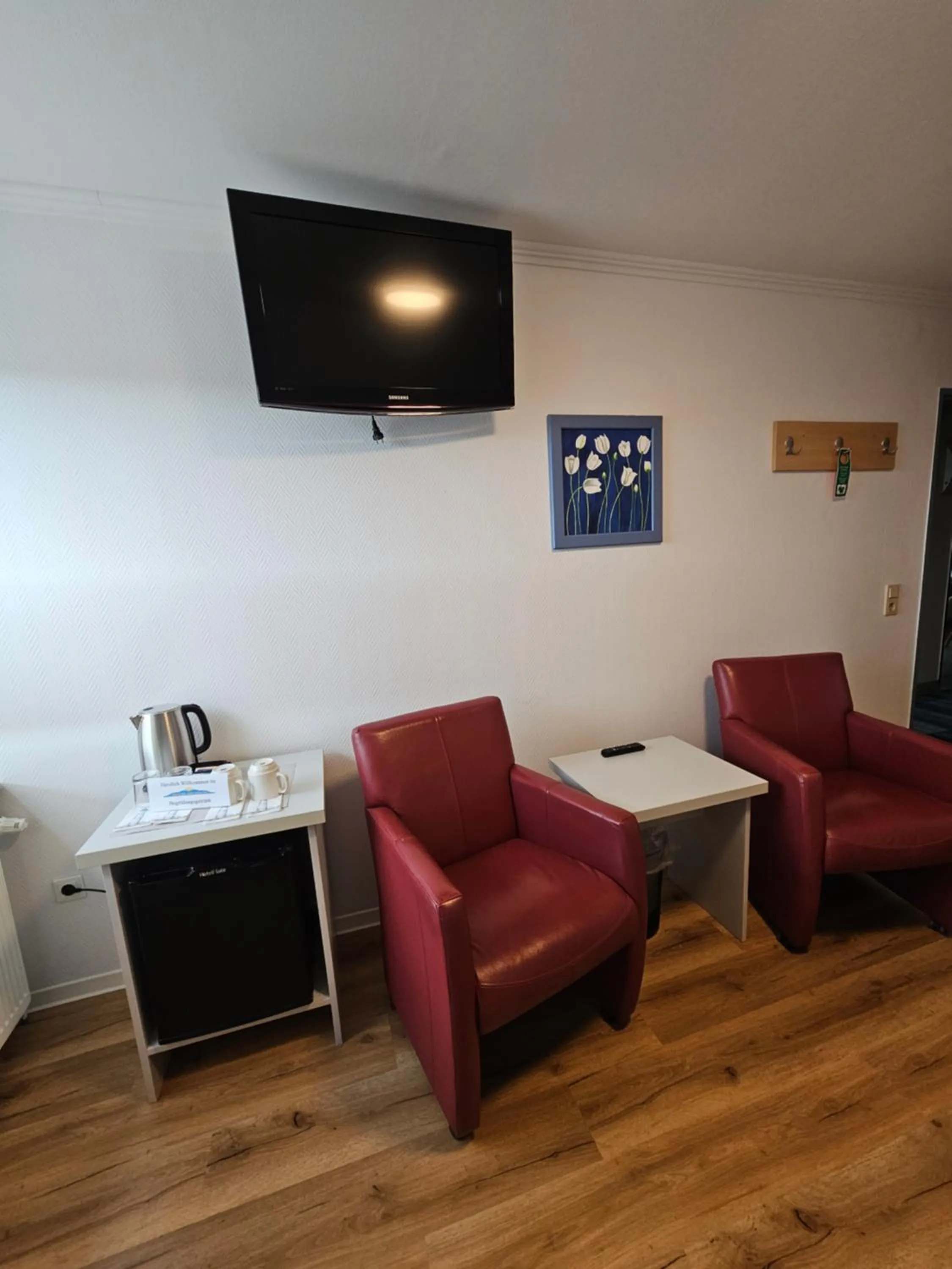 Communal lounge/ TV room in Hotel Am Deich