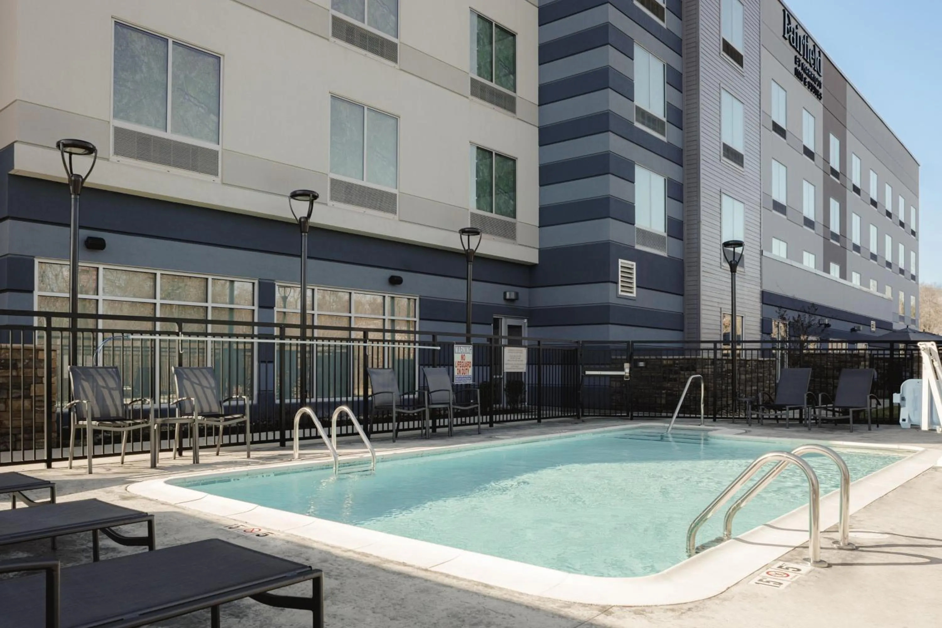 Swimming pool in Fairfield by Marriott Inn & Suites Knoxville Northwest