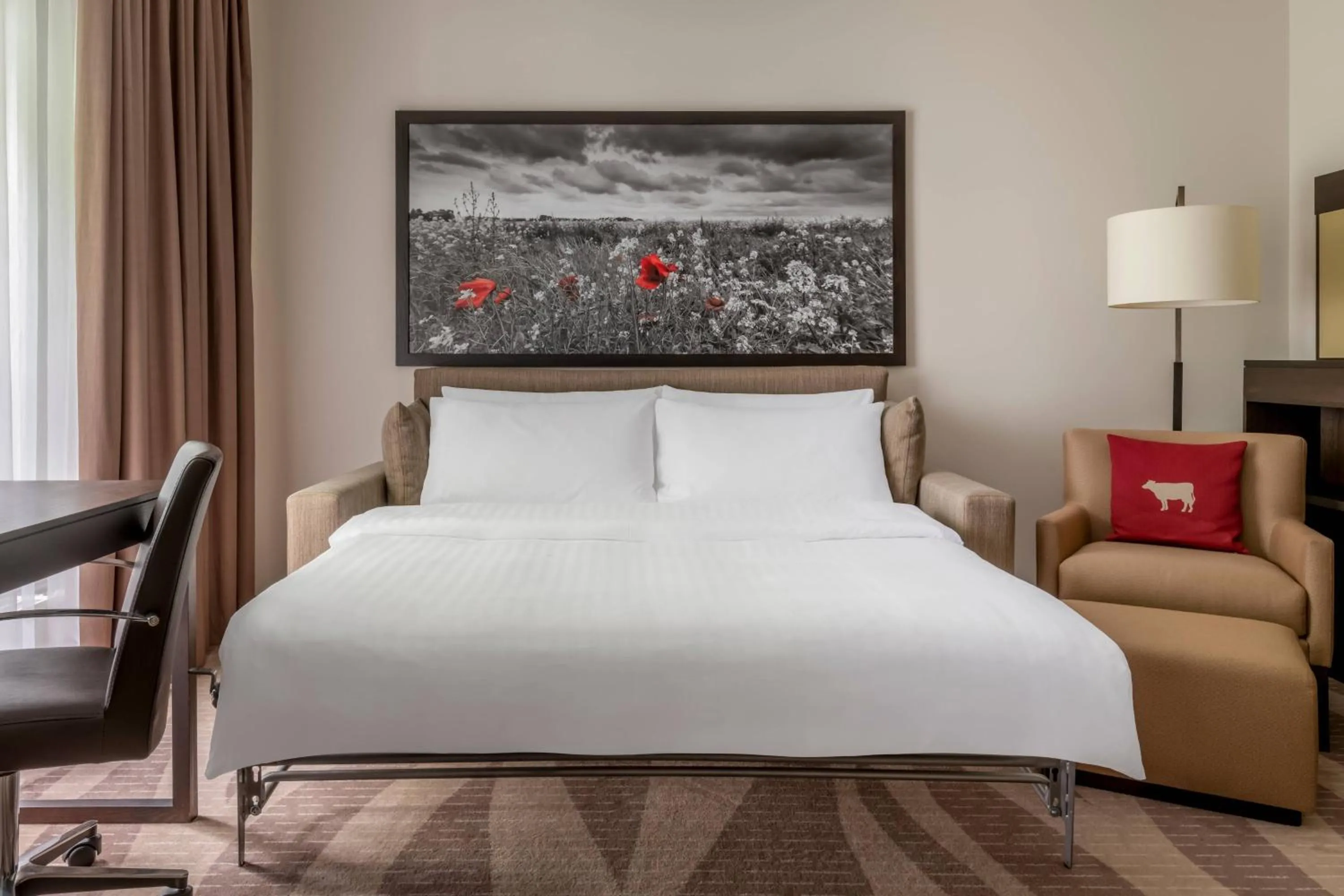 Photo of the whole room, Bed in Munich Airport Marriott Hotel