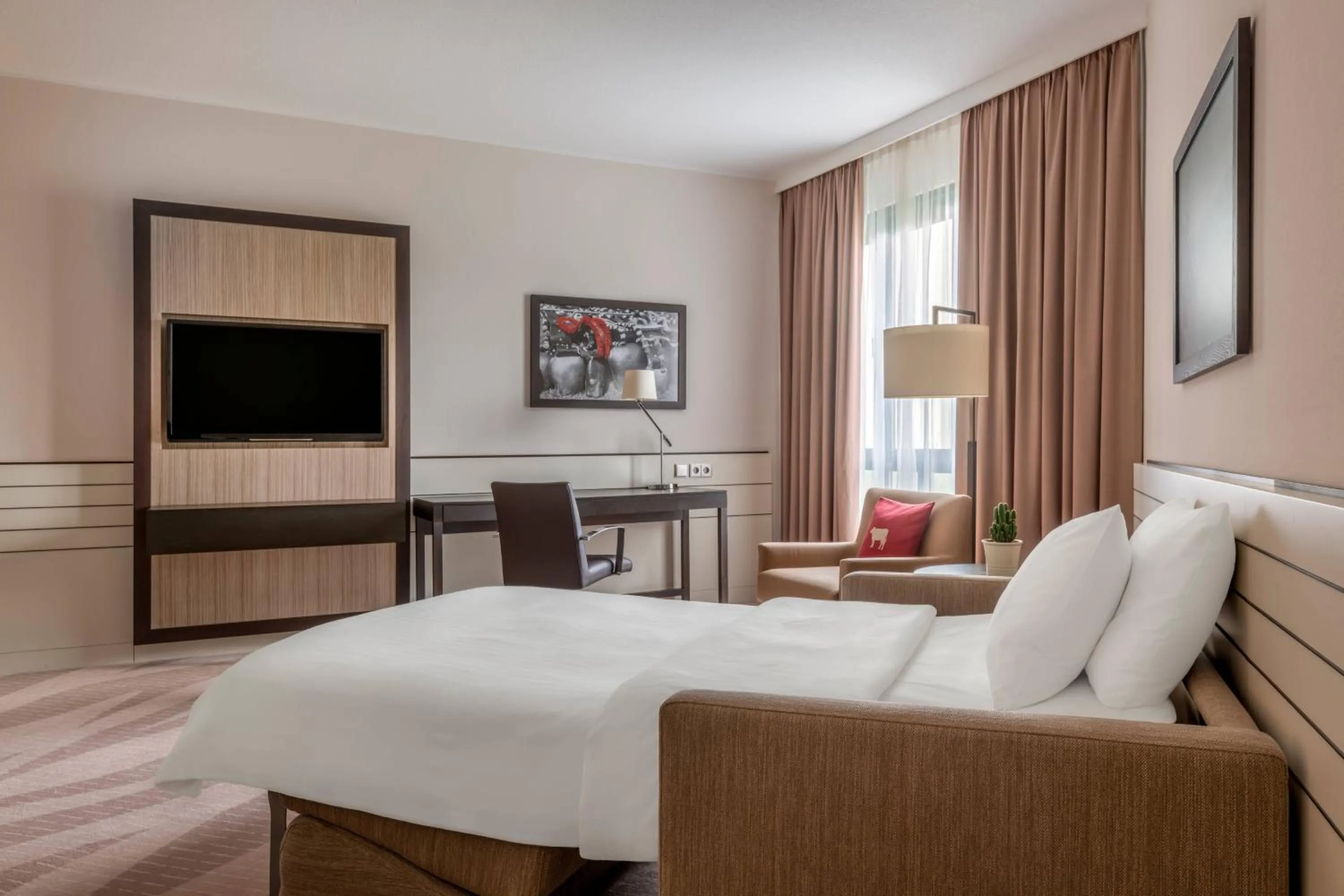 Photo of the whole room, Bed in Munich Airport Marriott Hotel