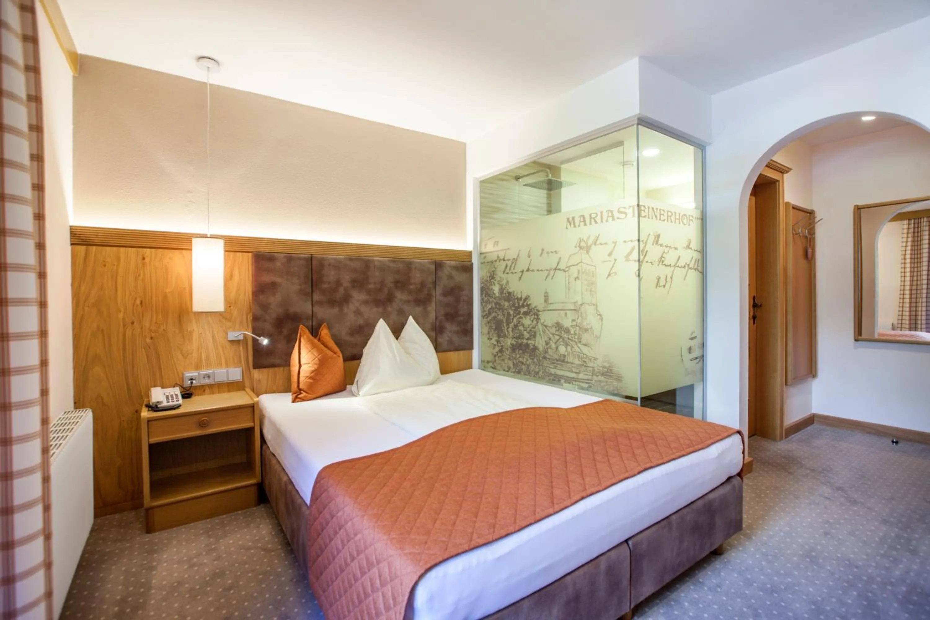 Bed in Hotel Mariasteinerhof