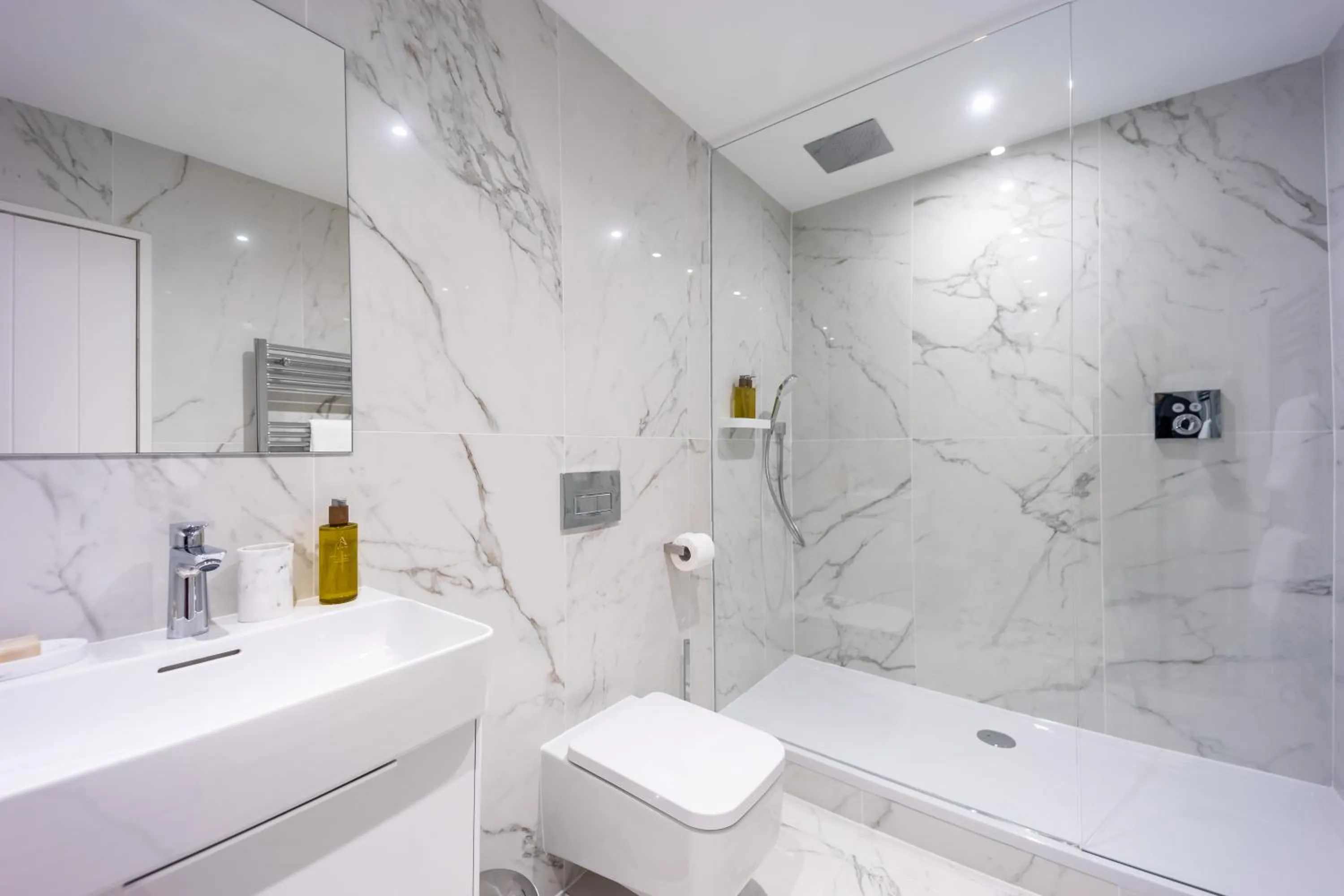 Shower in No1 Apartments Edinburgh - New Town