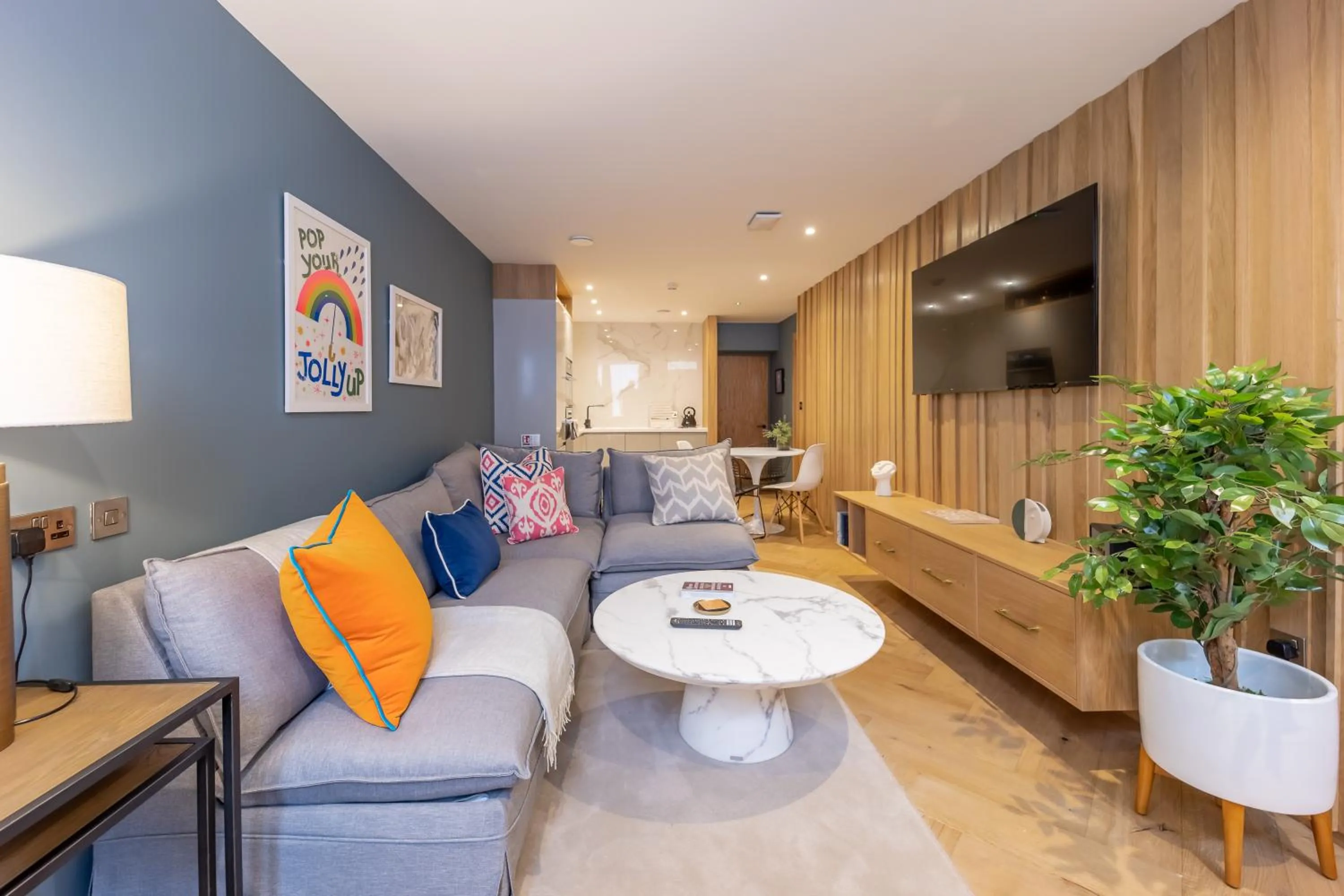 TV and multimedia in No1 Apartments Edinburgh - New Town