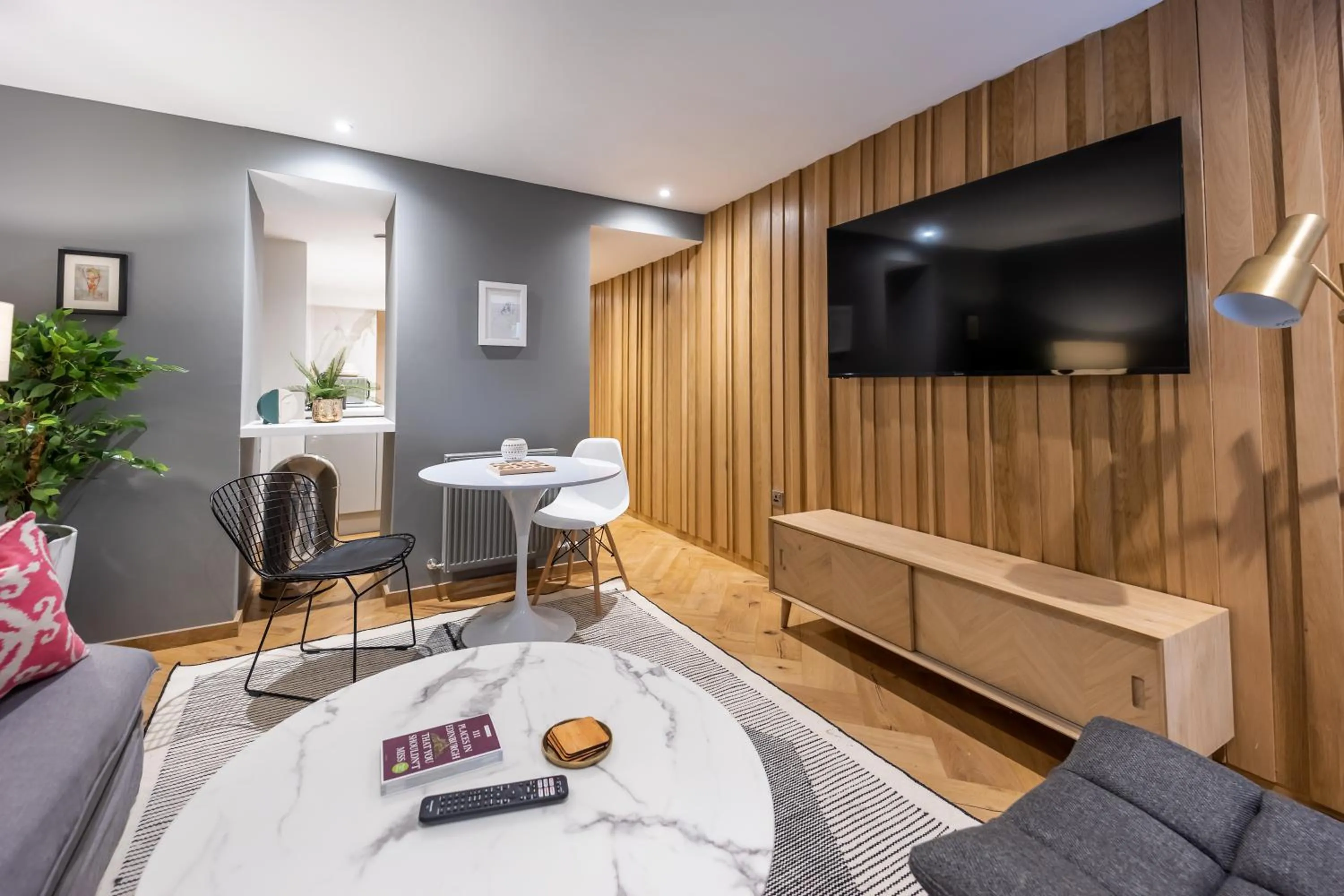 TV and multimedia in No1 Apartments Edinburgh - New Town