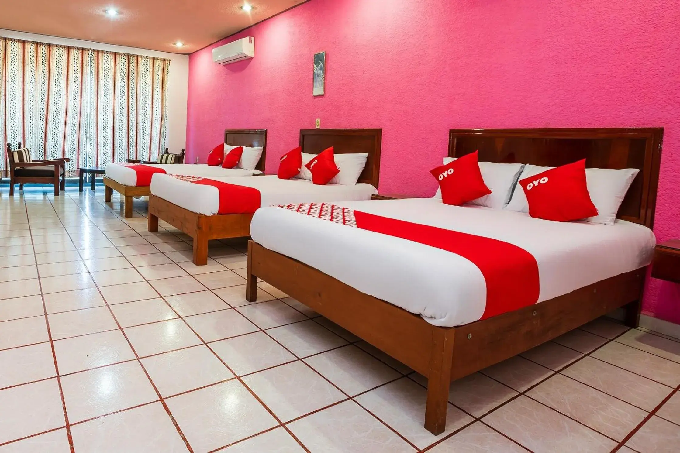 Standard Three beds in OYO Hotel Mexico Standard Three beds in OYO Hotel Mexico