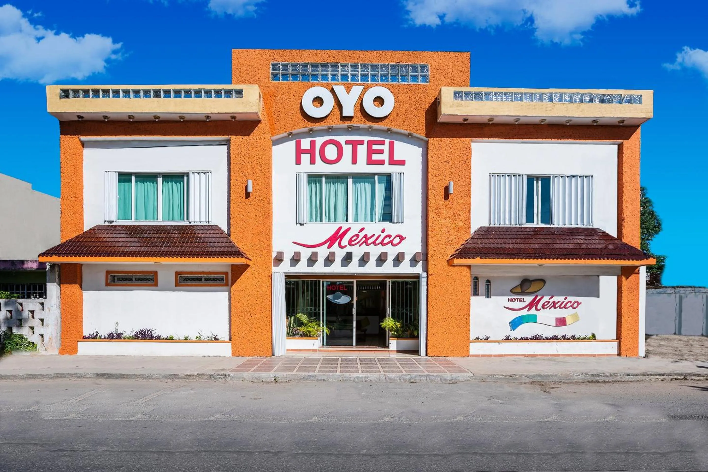 Facade/entrance in OYO Hotel Mexico