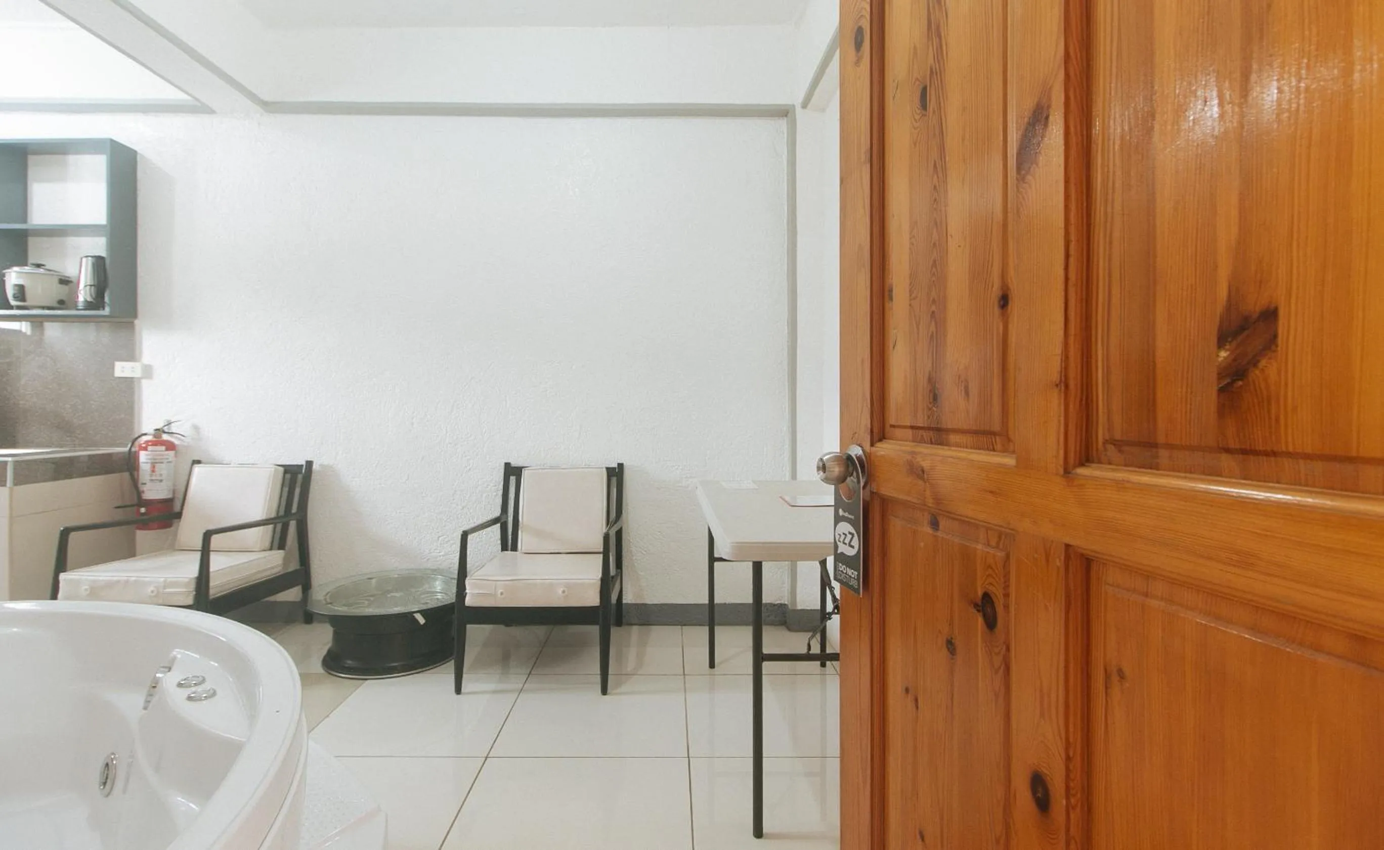 Seating area in RedDoorz Plus near Tambo Paranaque