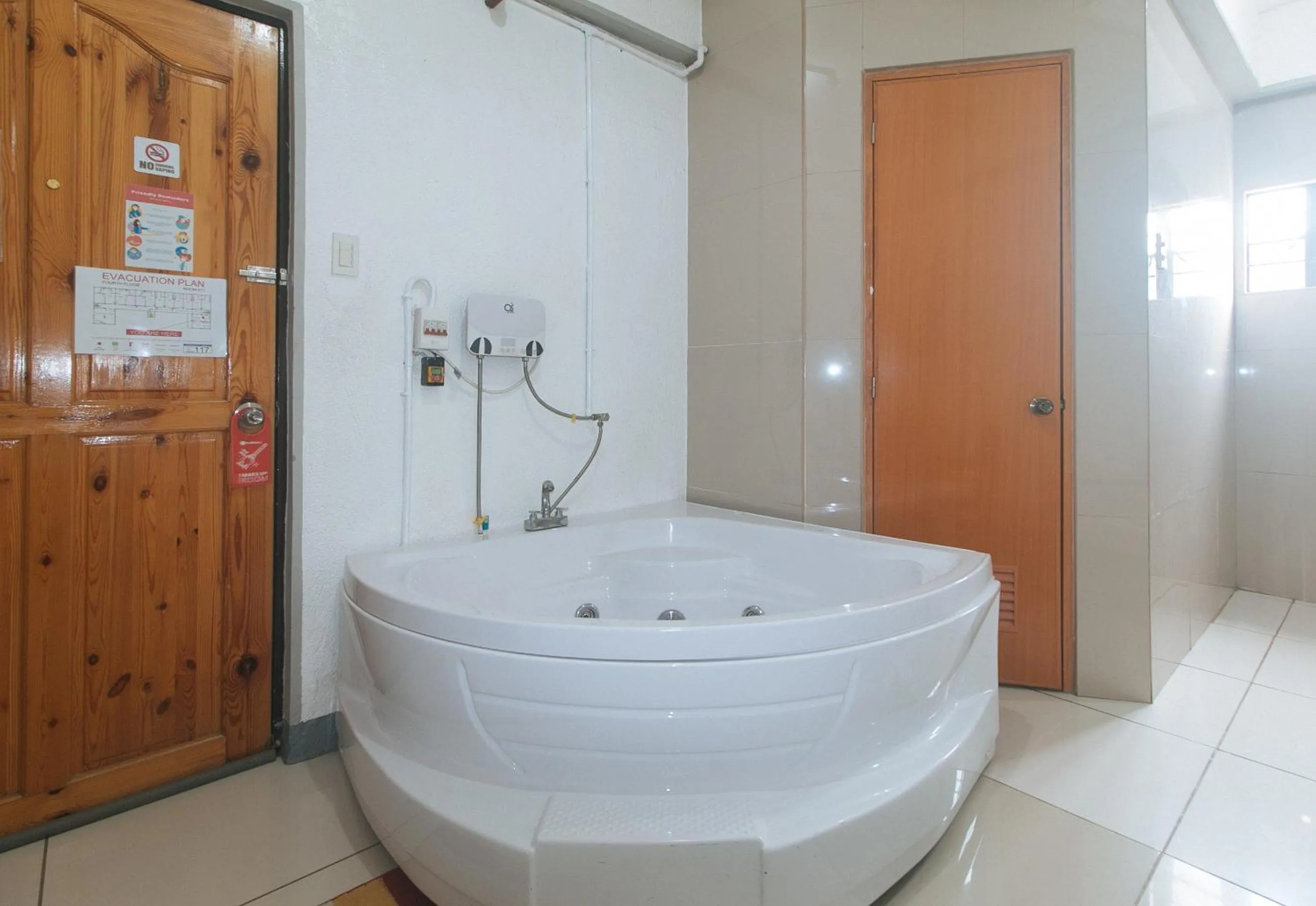 Hot Tub in RedDoorz Plus near Tambo Paranaque