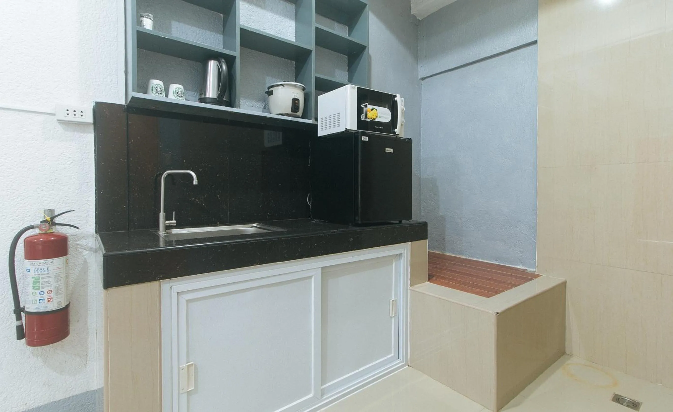 Kitchen or kitchenette in RedDoorz Plus near Tambo Paranaque