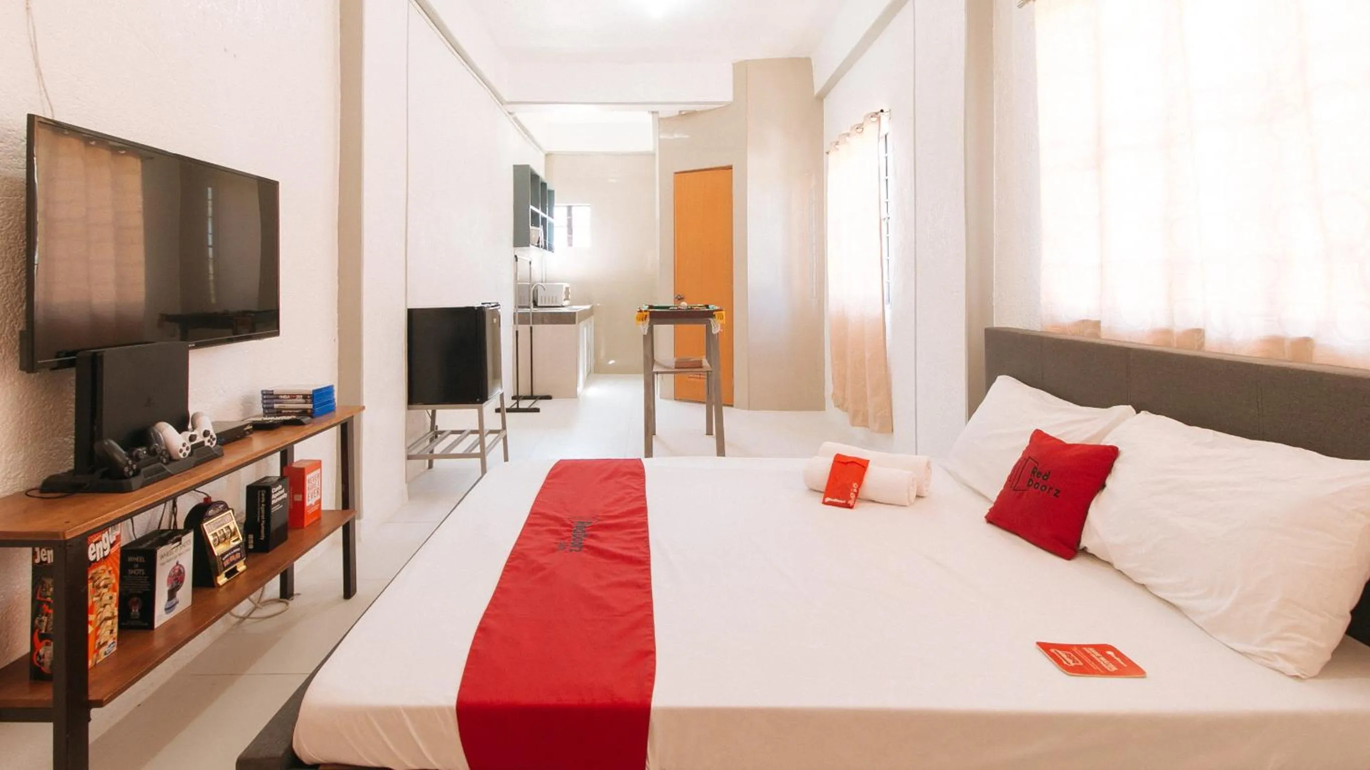 Deluxe Queen Room in RedDoorz Plus near Tambo Paranaque