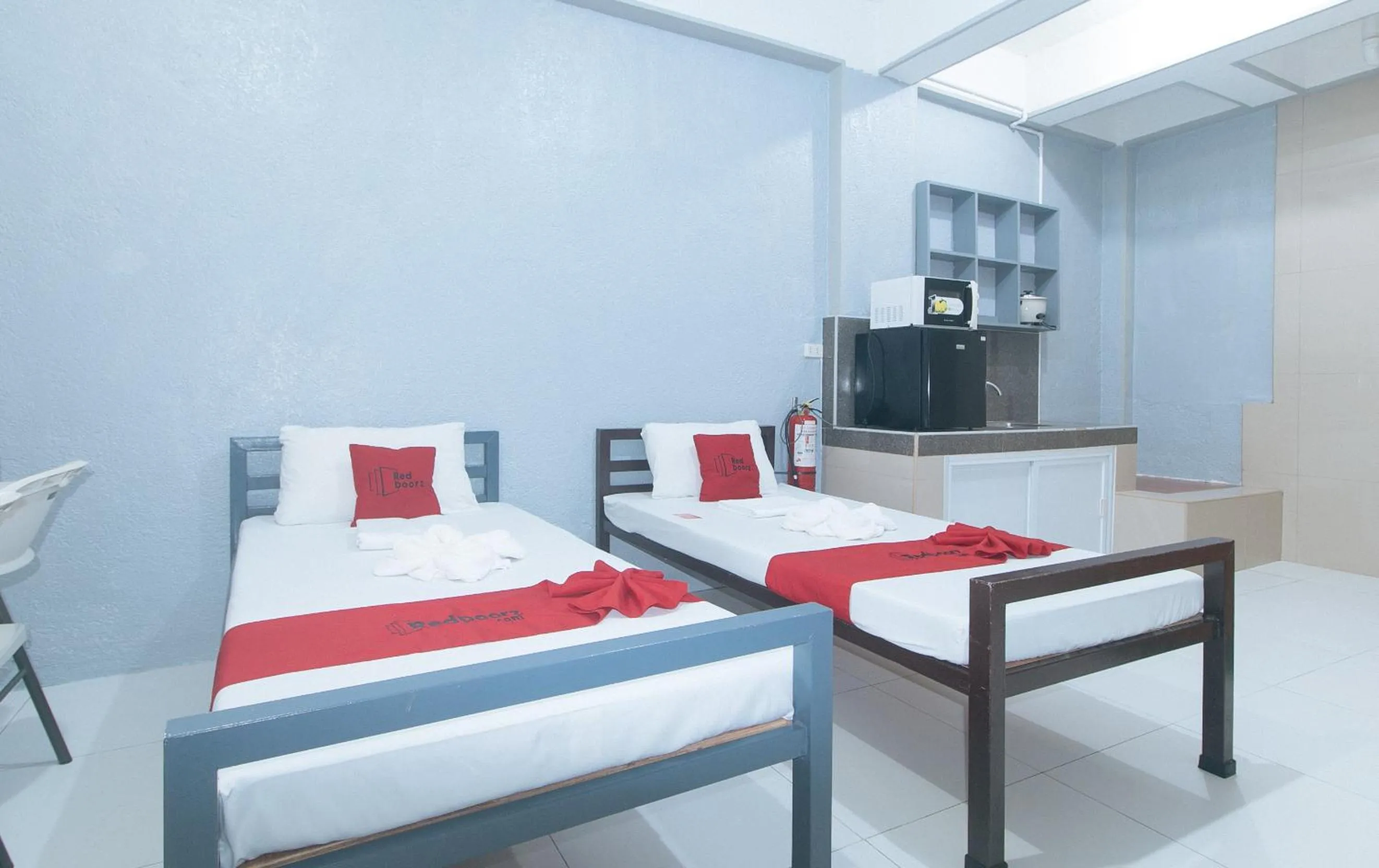 TV and multimedia, Bed in RedDoorz Plus near Tambo Paranaque