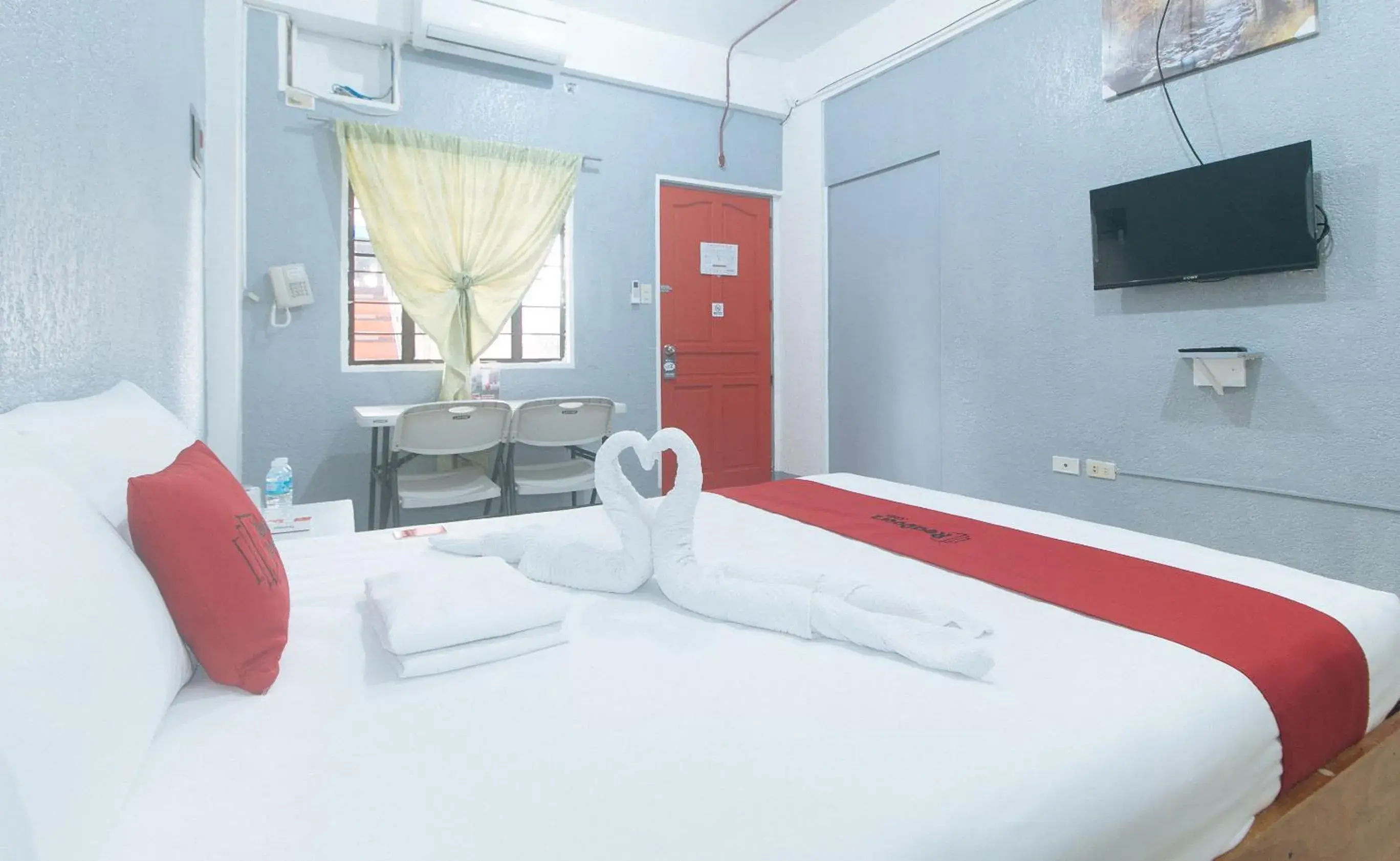 TV and multimedia, Bed in RedDoorz Plus near Tambo Paranaque TV and multimedia, Bed in RedDoorz Plus near Tambo Paranaque