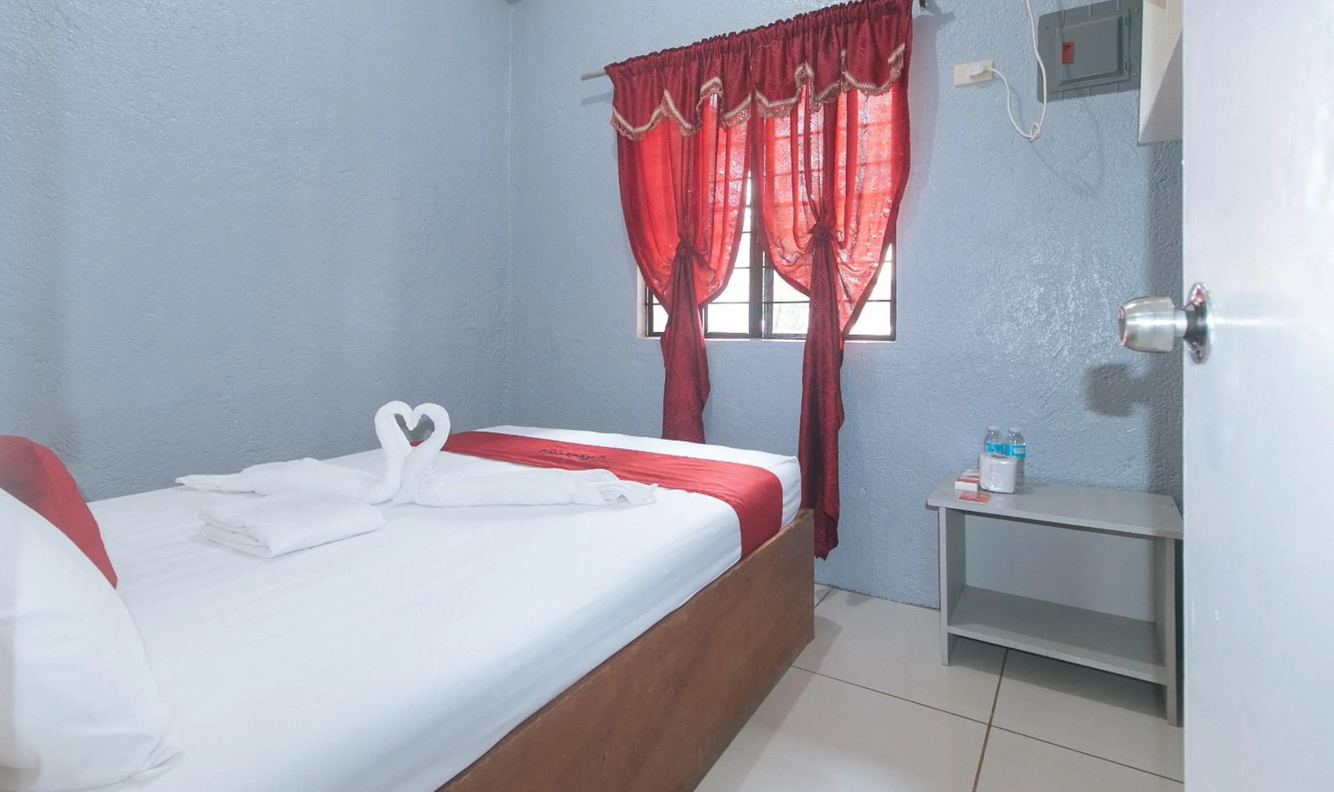 Photo of the whole room, Bed in RedDoorz Plus near Tambo Paranaque