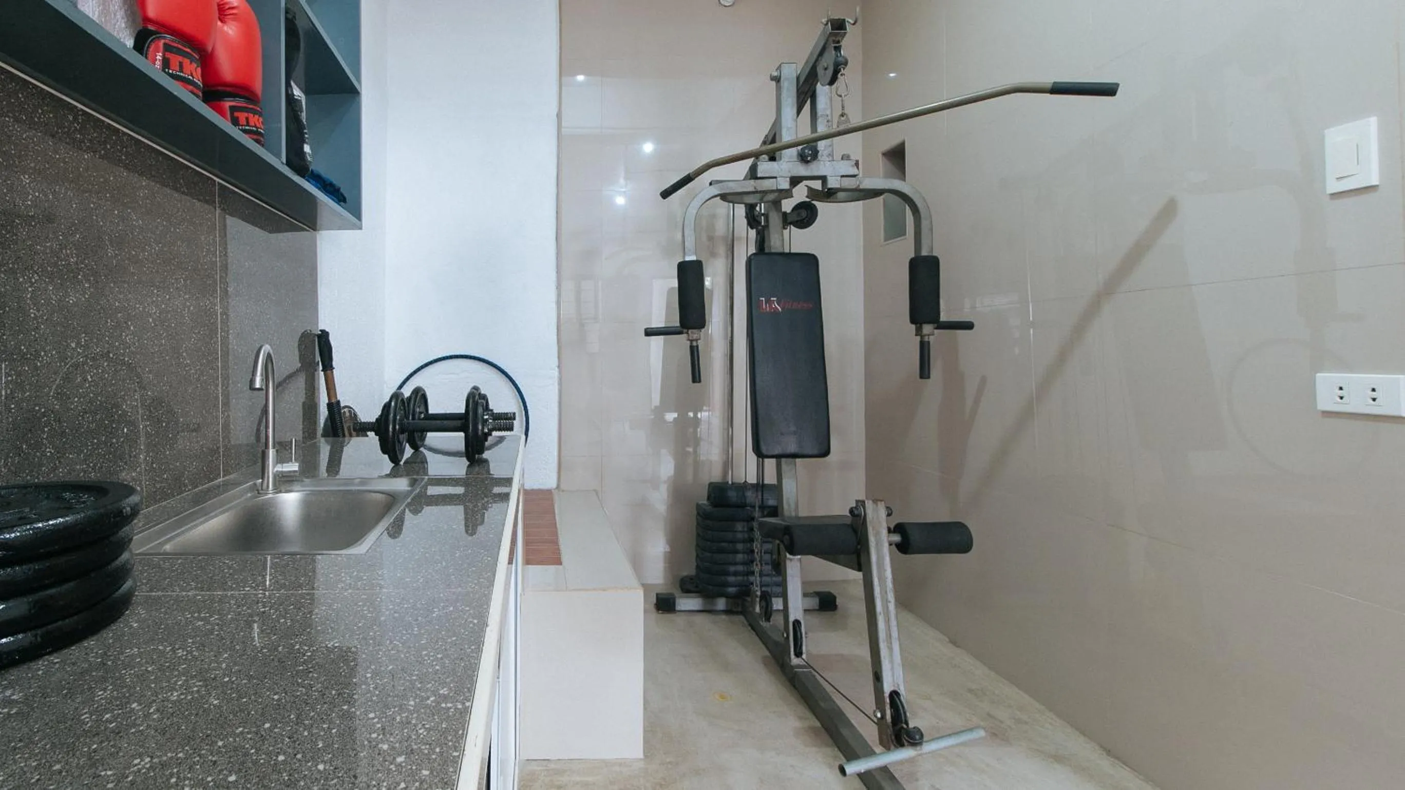 Fitness centre/facilities in RedDoorz Plus near Tambo Paranaque