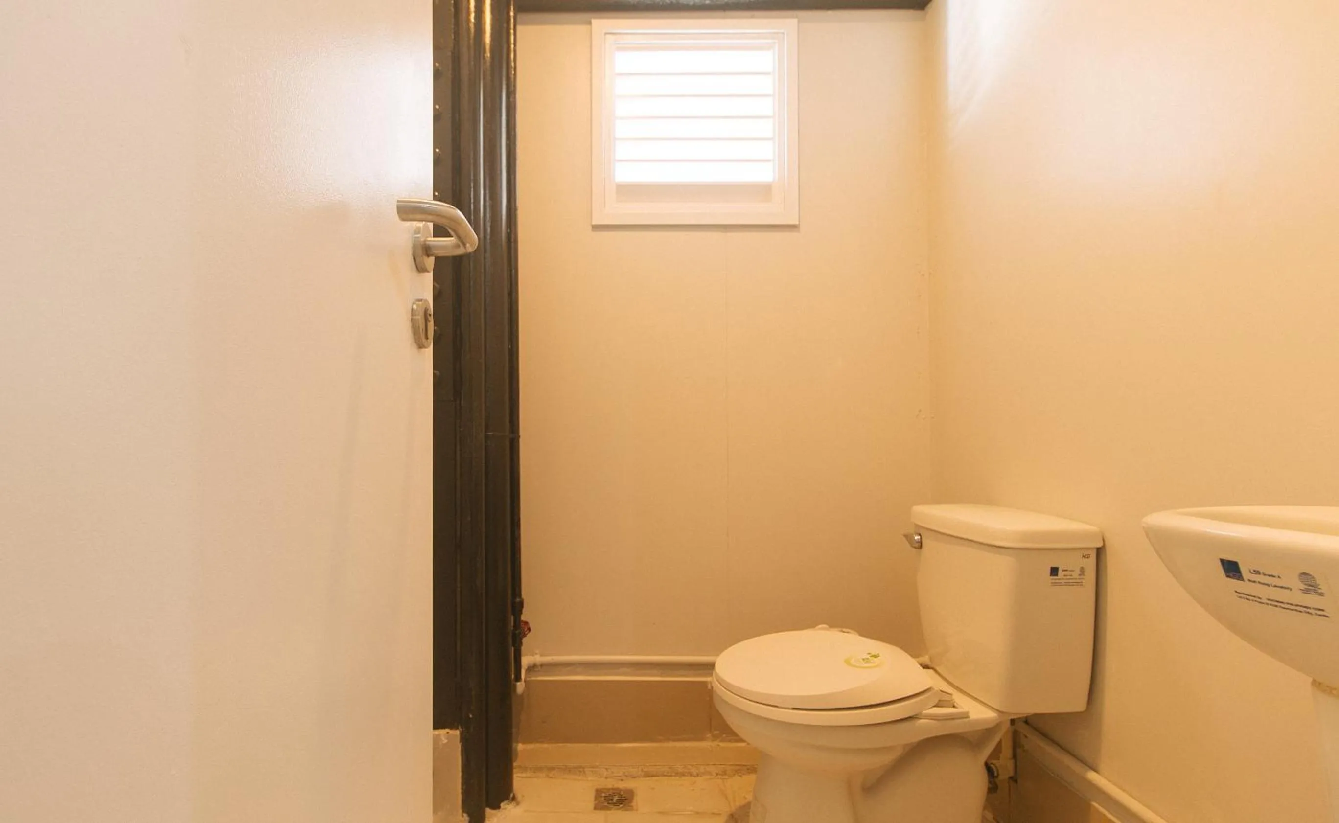 Toilet in RedDoorz Plus near Tambo Paranaque