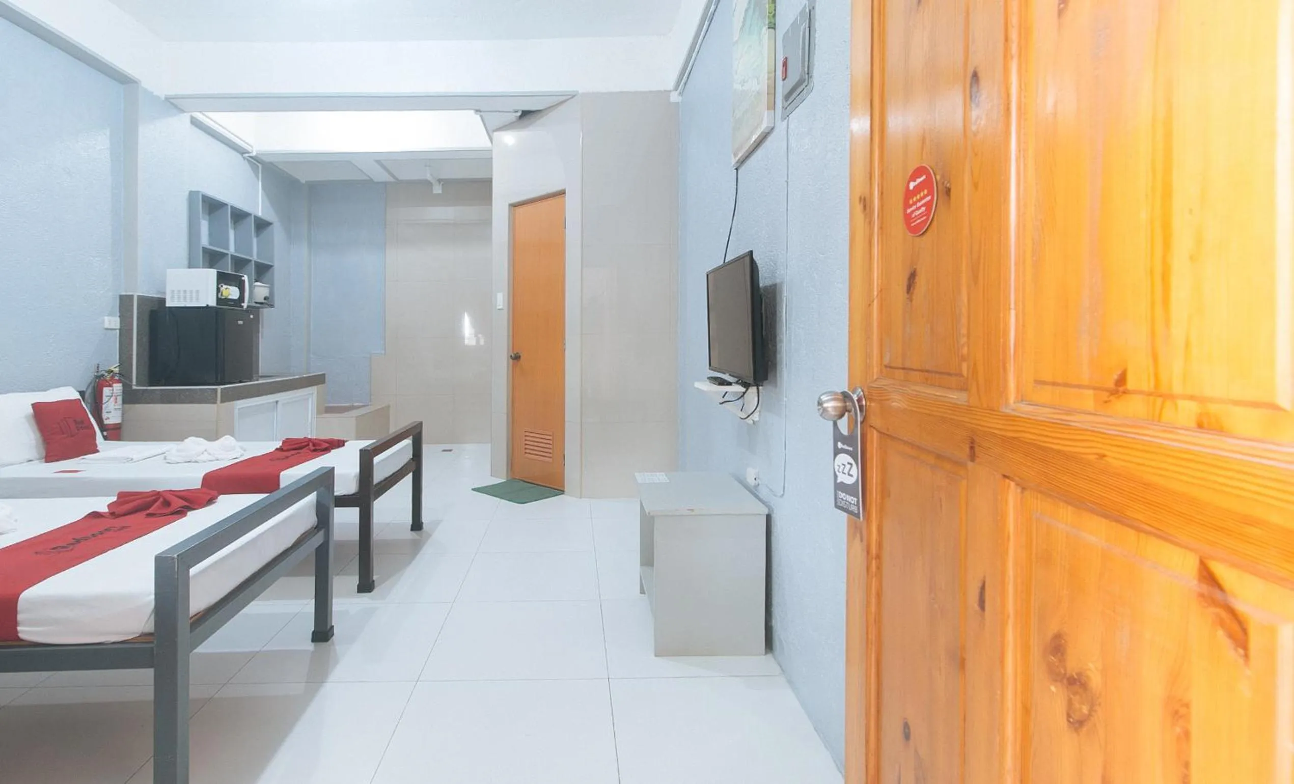 TV and multimedia, Bed in RedDoorz Plus near Tambo Paranaque