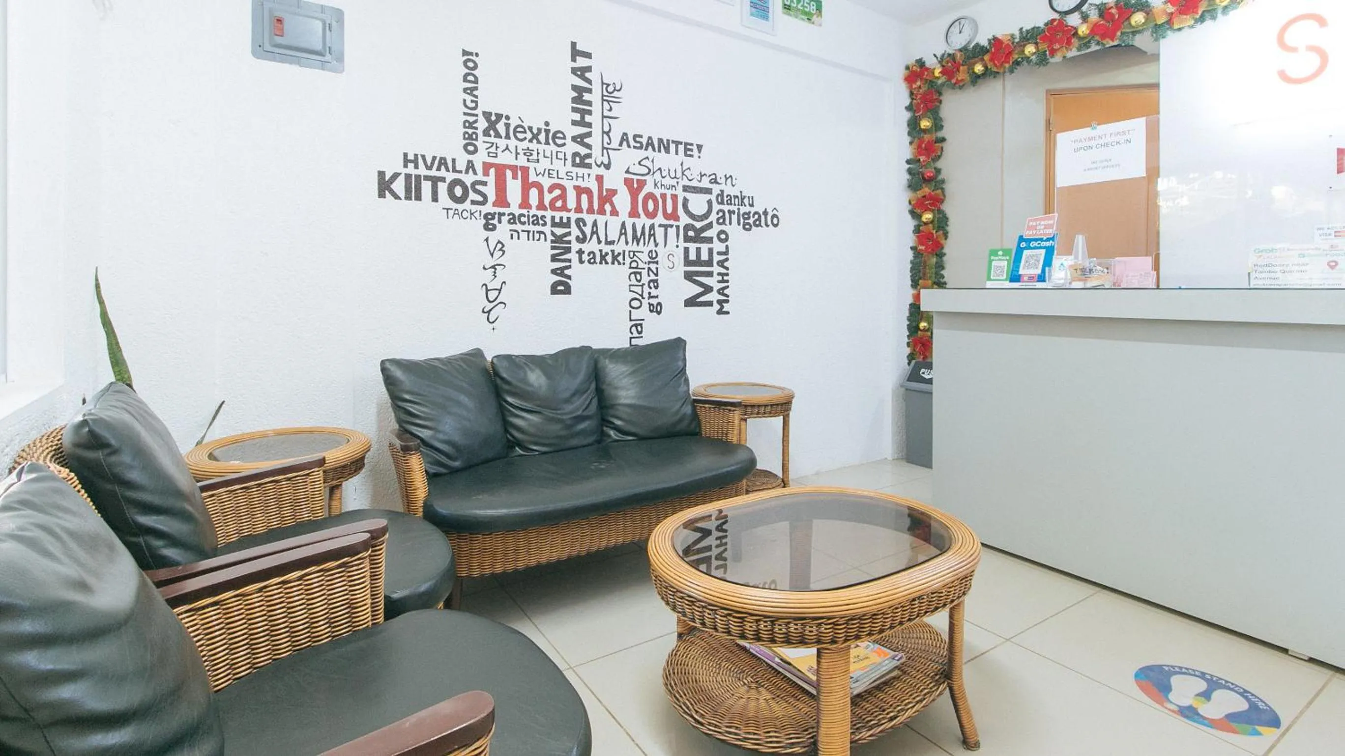 Seating area in RedDoorz Plus near Tambo Paranaque