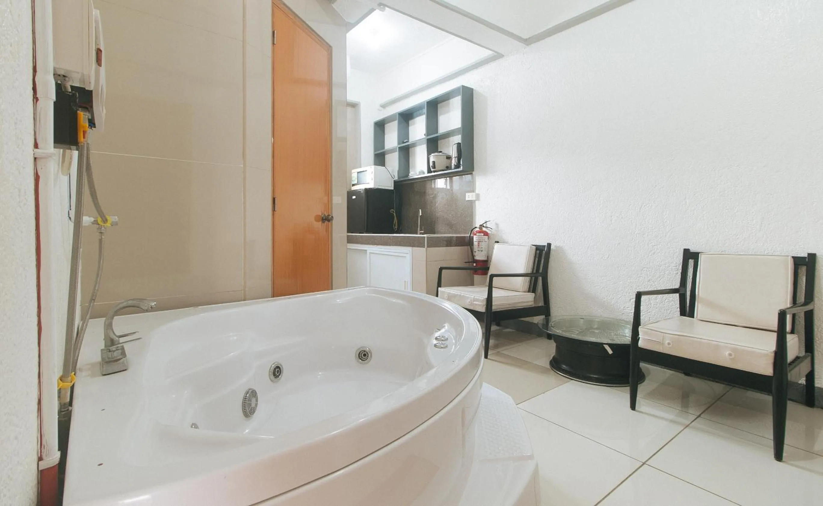 Hot Tub in RedDoorz Plus near Tambo Paranaque