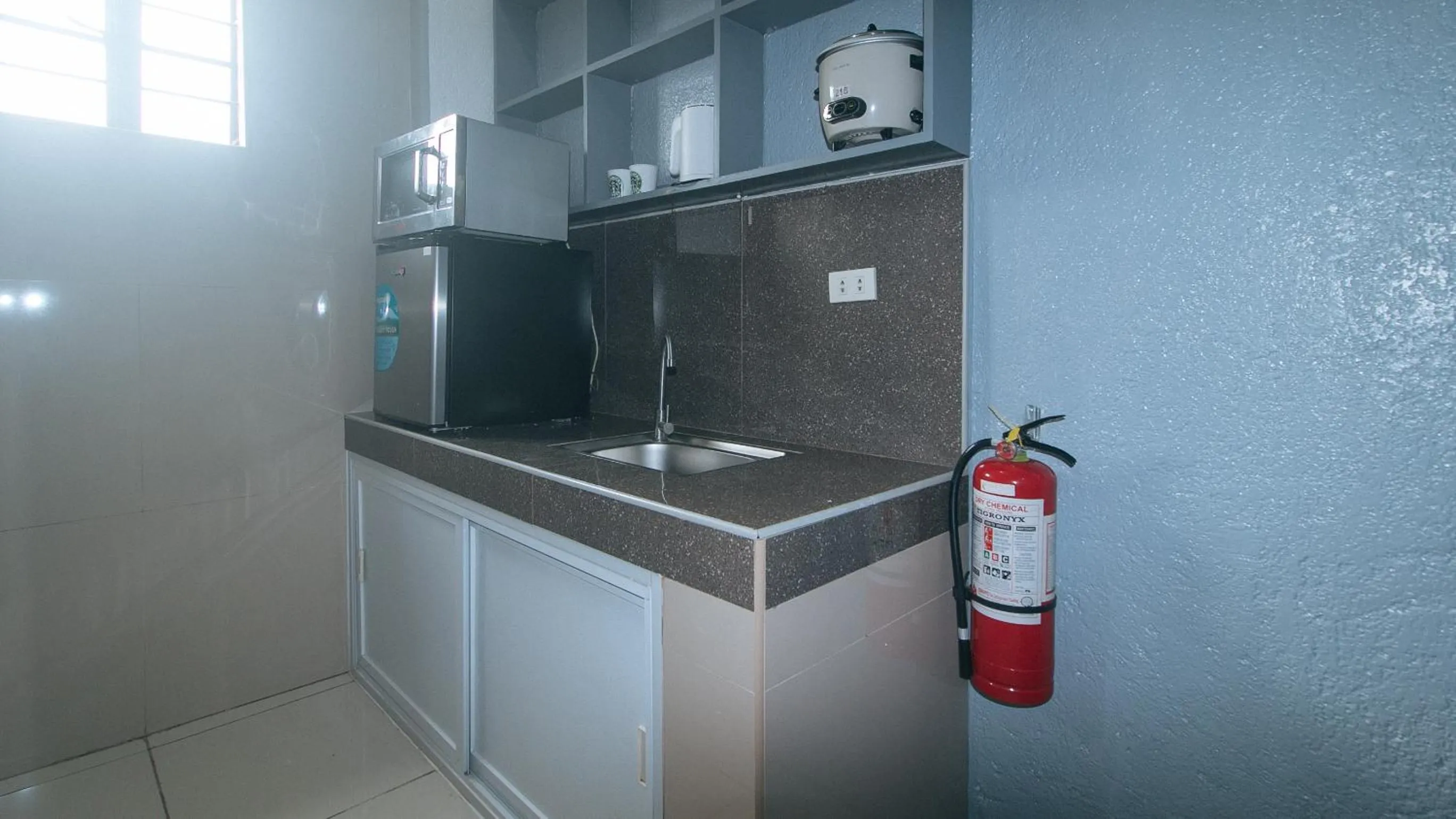 Kitchen or kitchenette in RedDoorz Plus near Tambo Paranaque