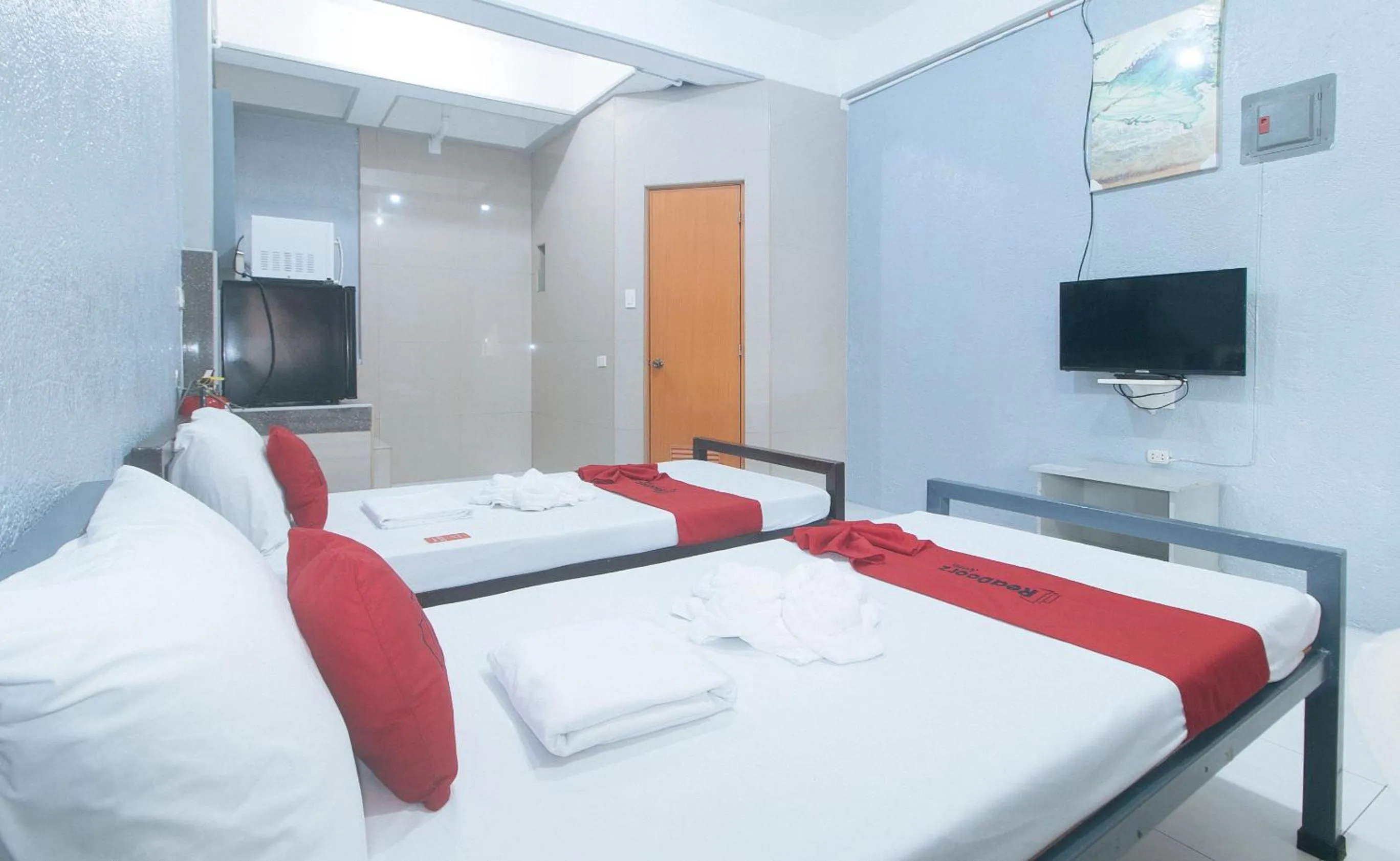 TV and multimedia, Bed in RedDoorz Plus near Tambo Paranaque