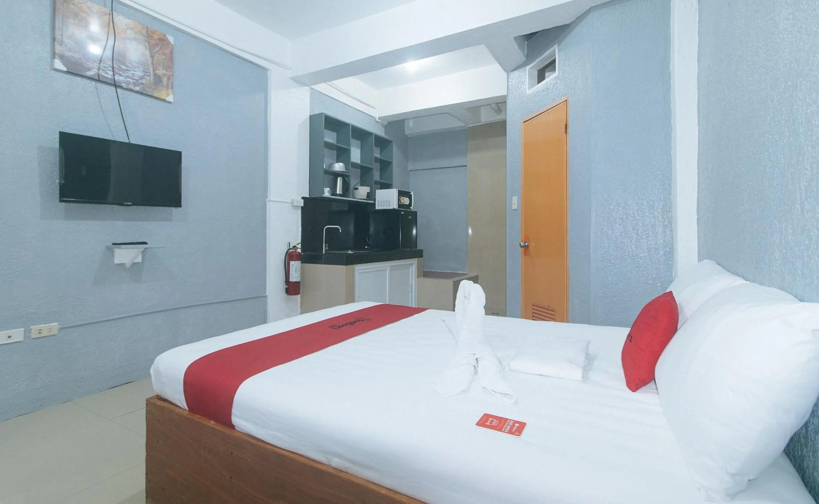 TV and multimedia, Bed in RedDoorz Plus near Tambo Paranaque
