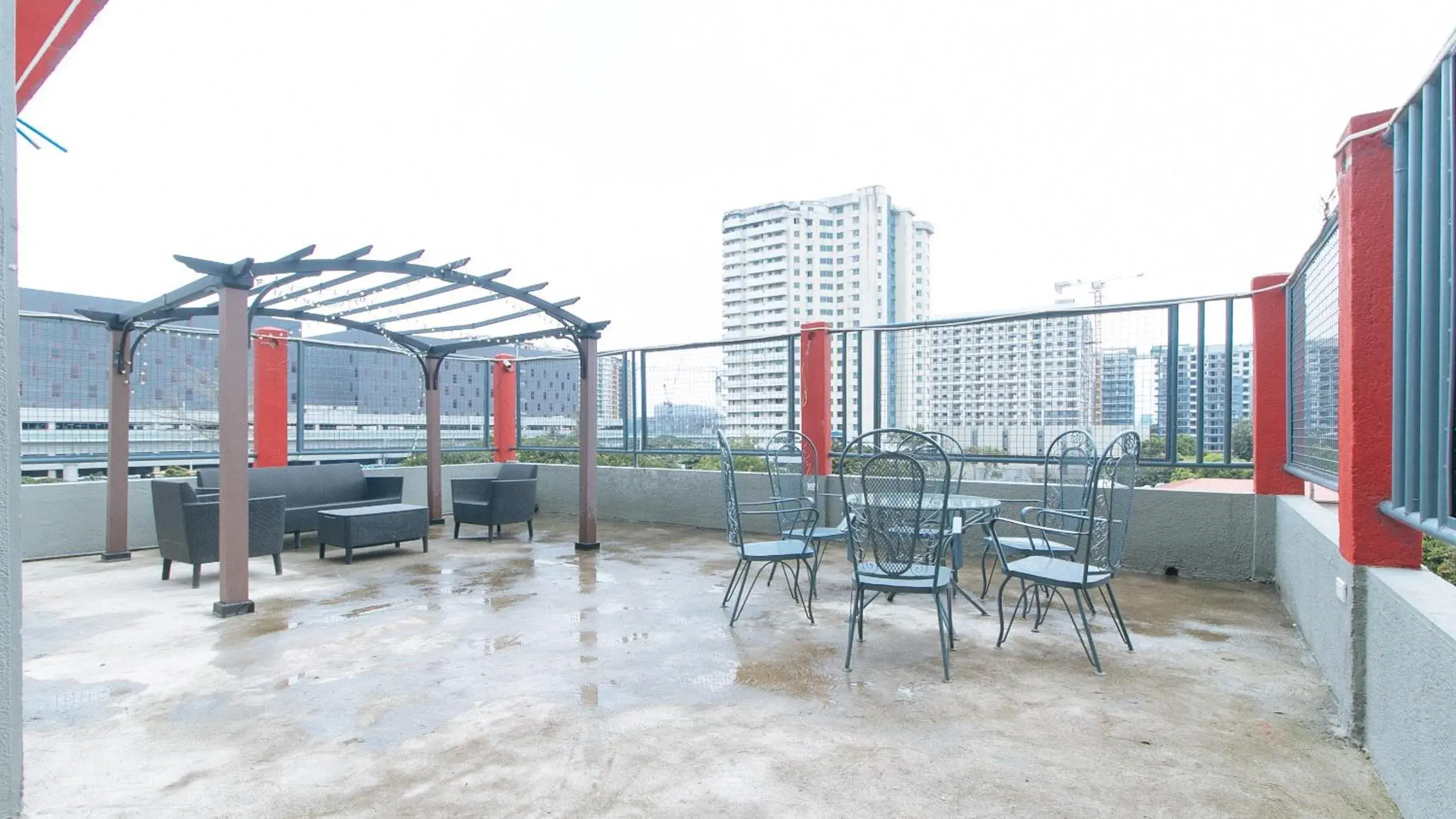 Property building in RedDoorz Plus near Tambo Paranaque Property building in RedDoorz Plus near Tambo Paranaque