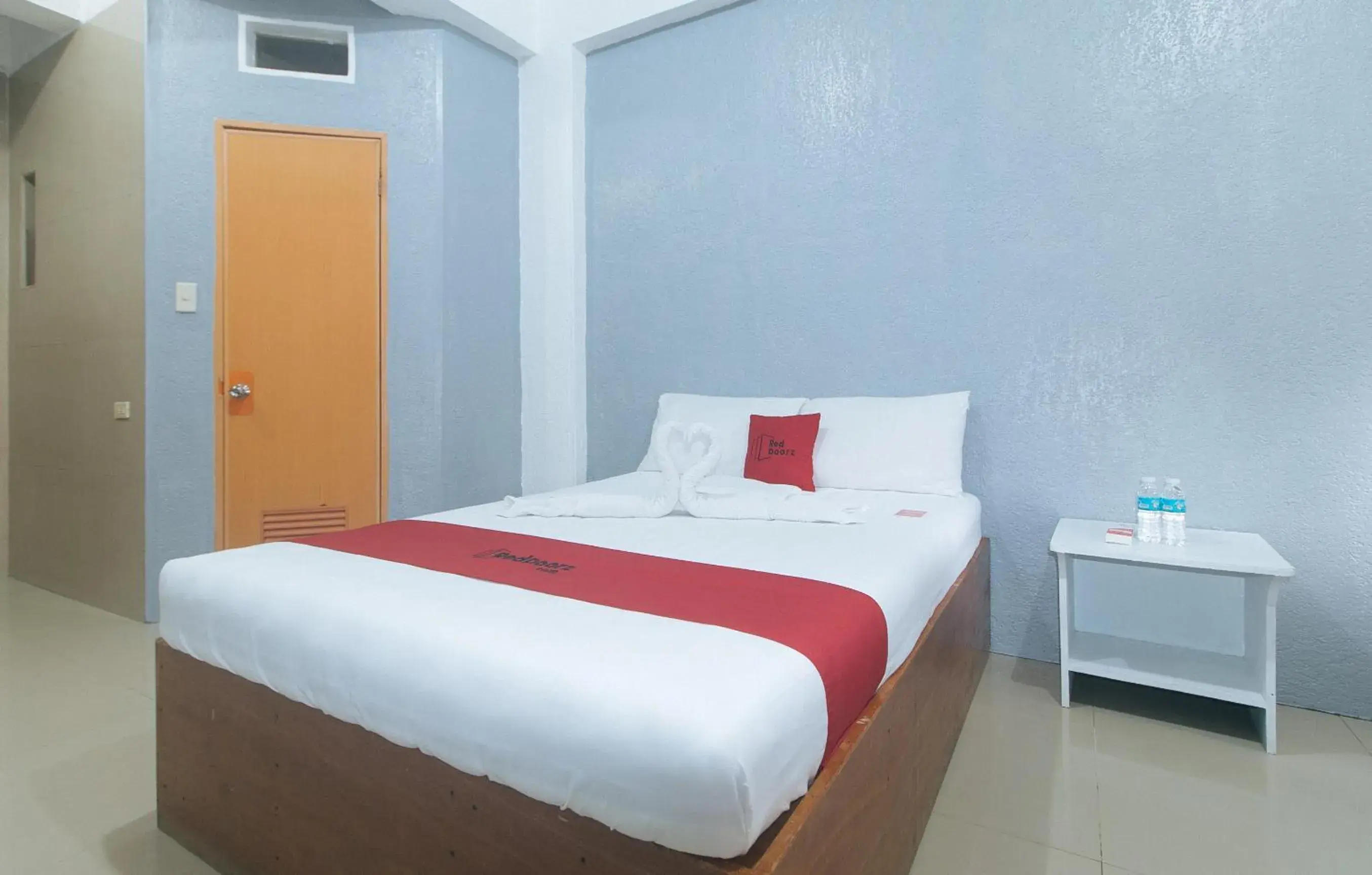 Bedroom, Bed in RedDoorz Plus near Tambo Paranaque Bedroom, Bed in RedDoorz Plus near Tambo Paranaque