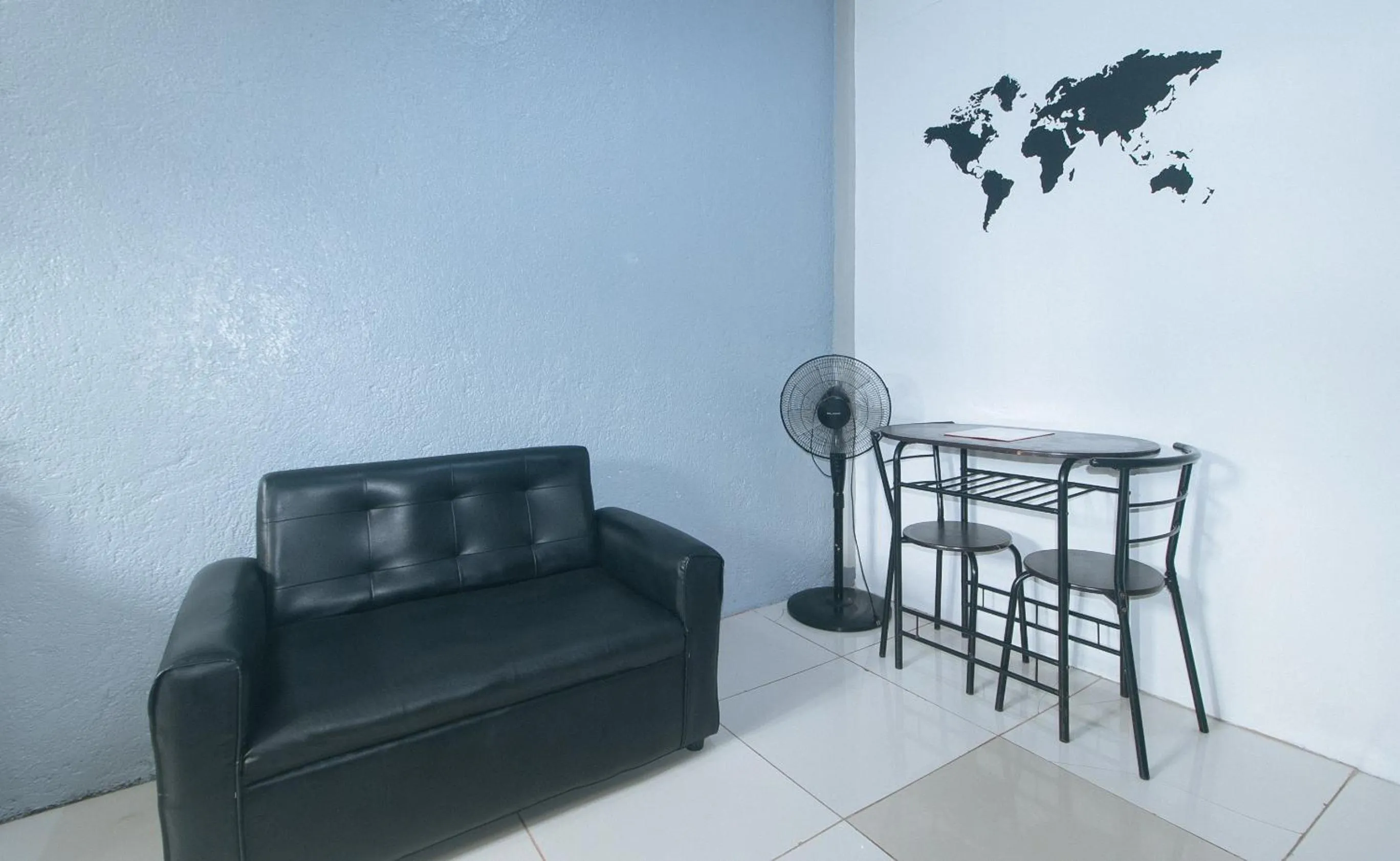 Seating area in RedDoorz Plus near Tambo Paranaque