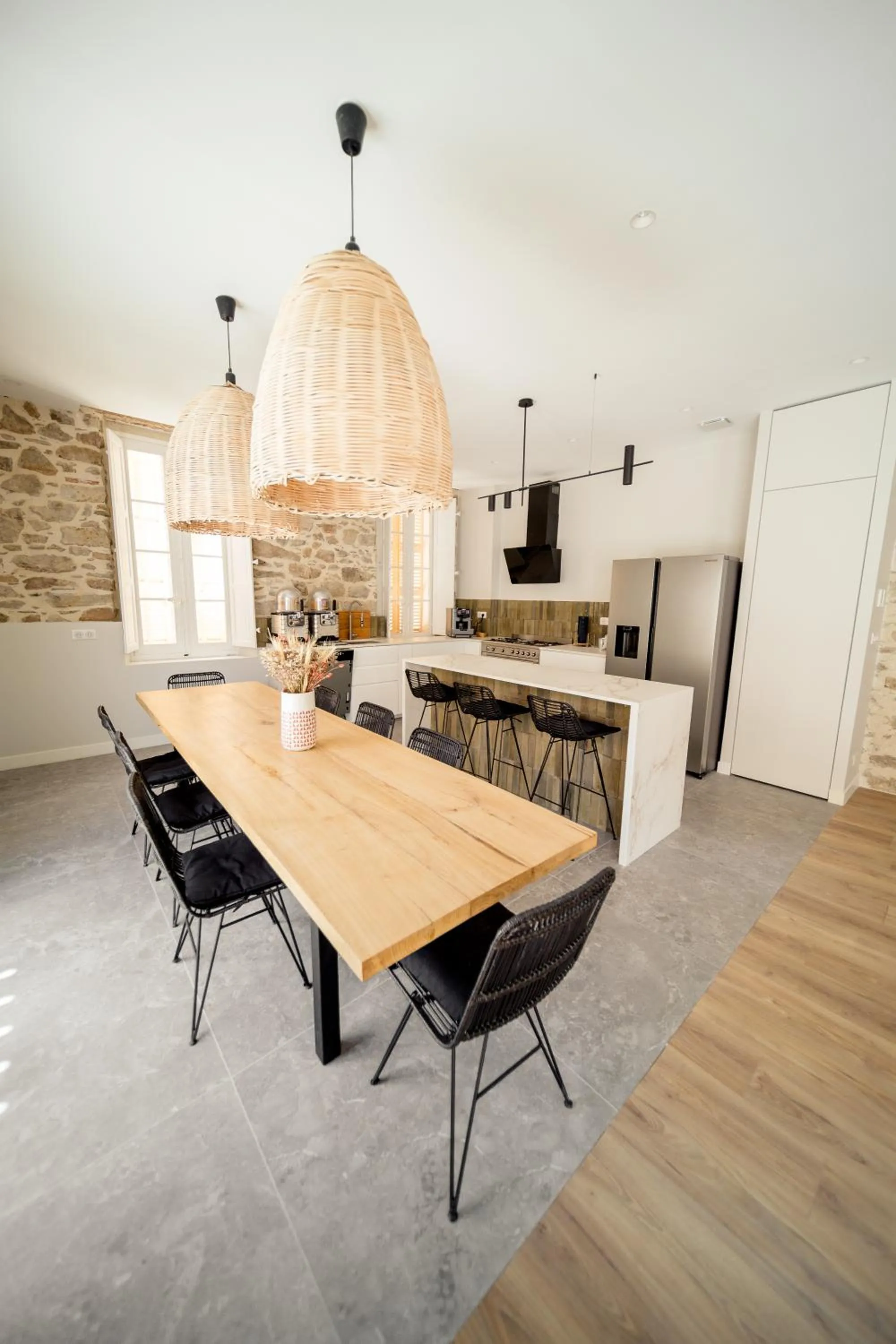 Dining area in UNE HISTOIRE DE FAMILLE