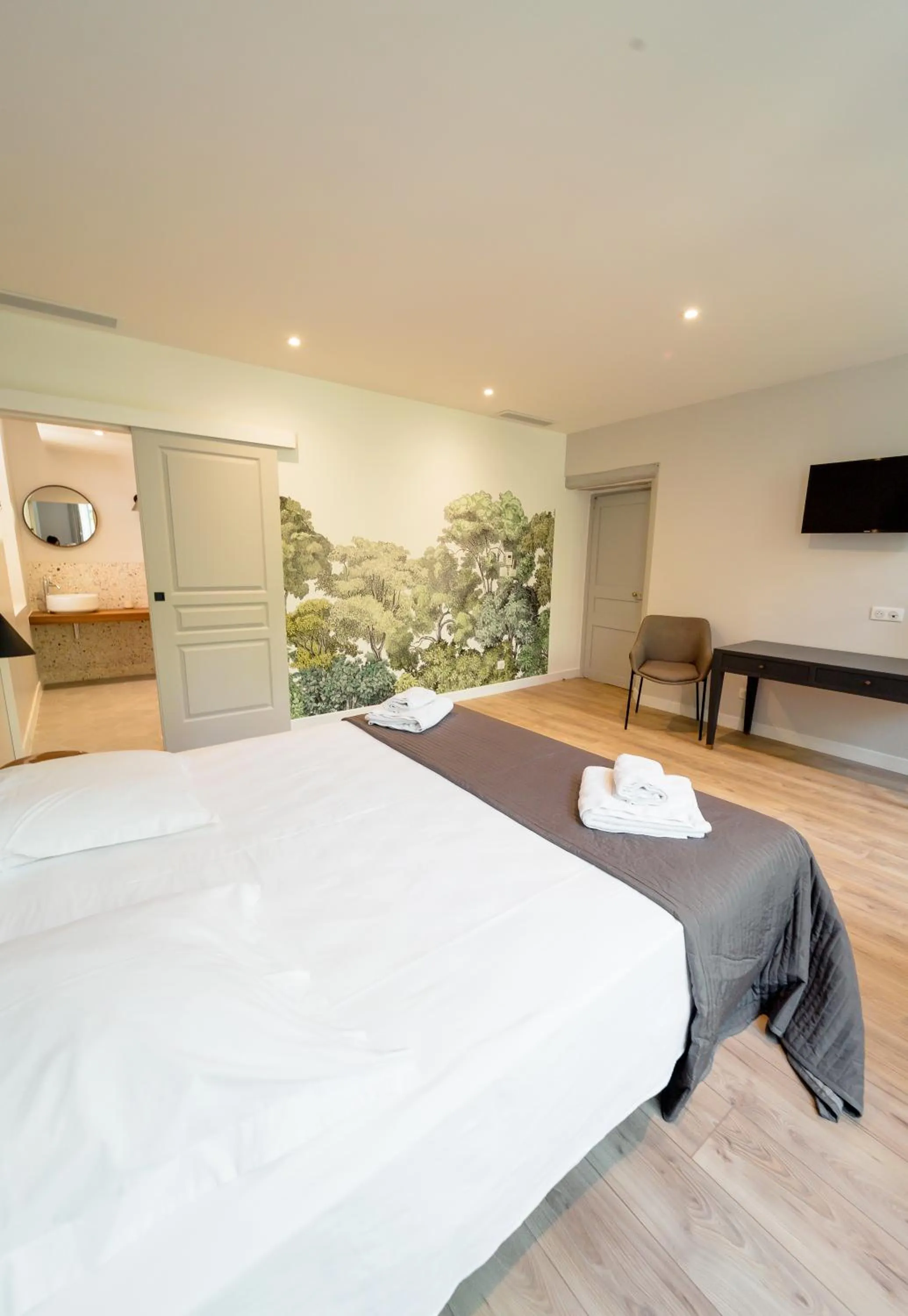 Photo of the whole room, Bed in UNE HISTOIRE DE FAMILLE