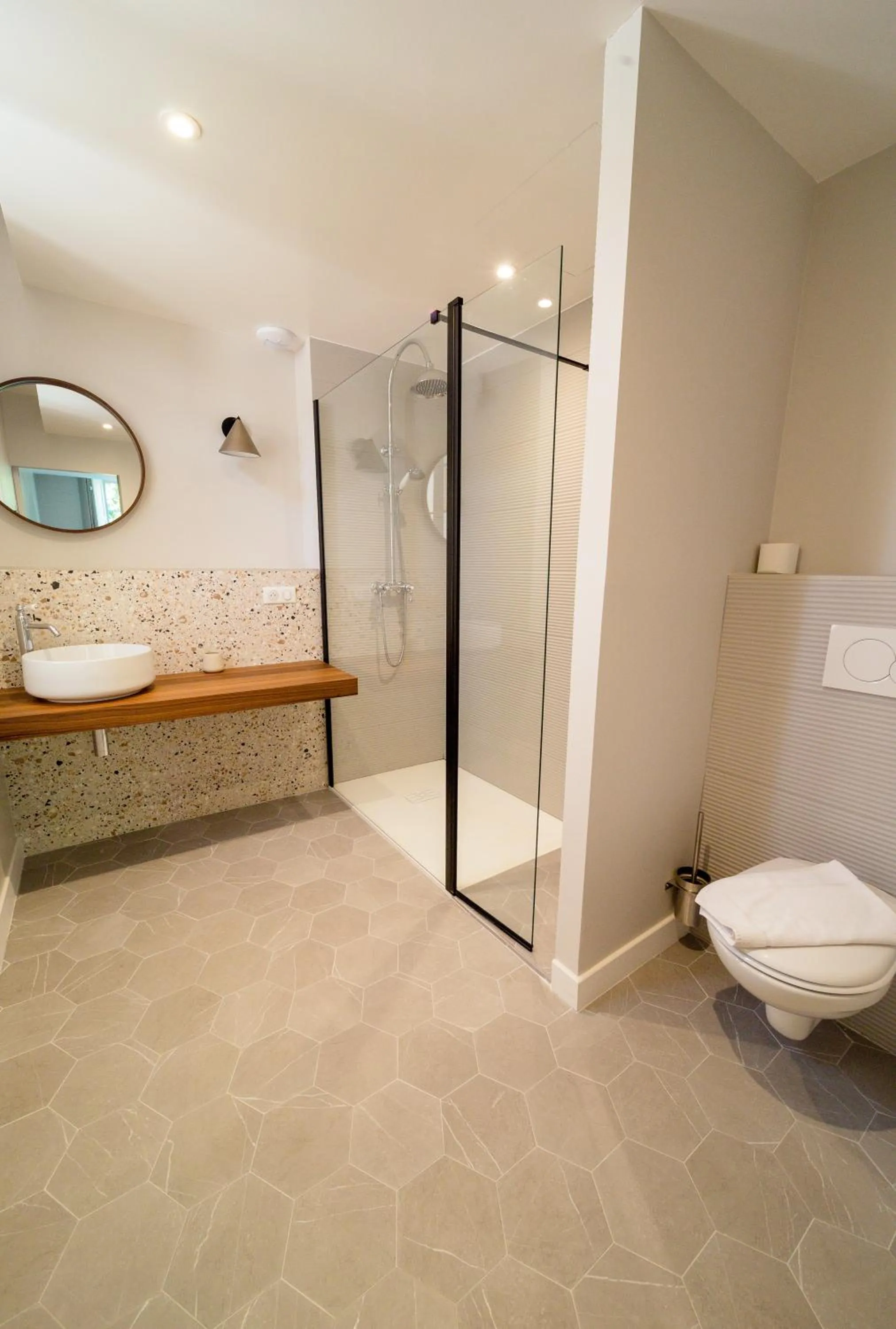 Bathroom in UNE HISTOIRE DE FAMILLE