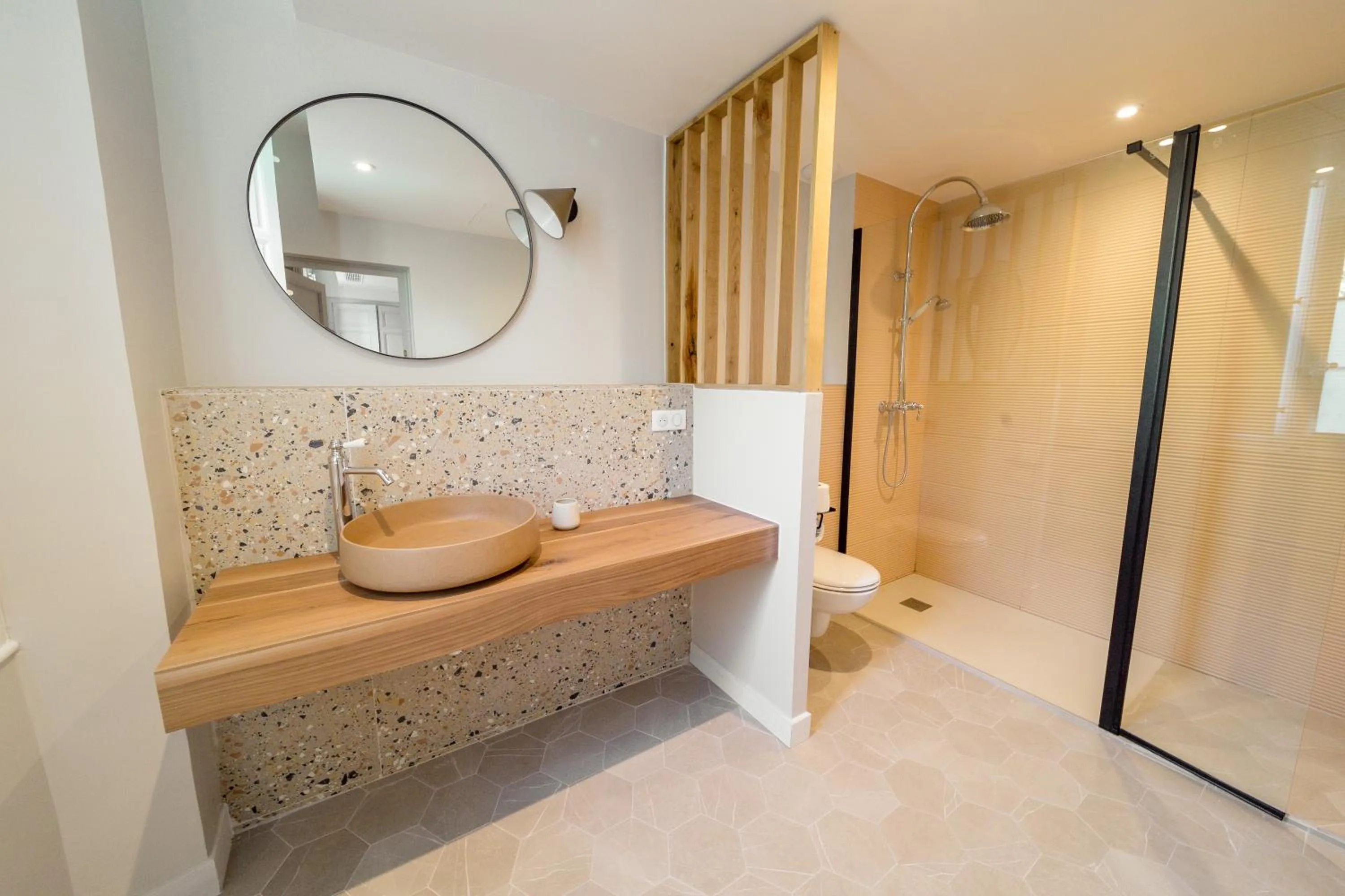 Bathroom in UNE HISTOIRE DE FAMILLE