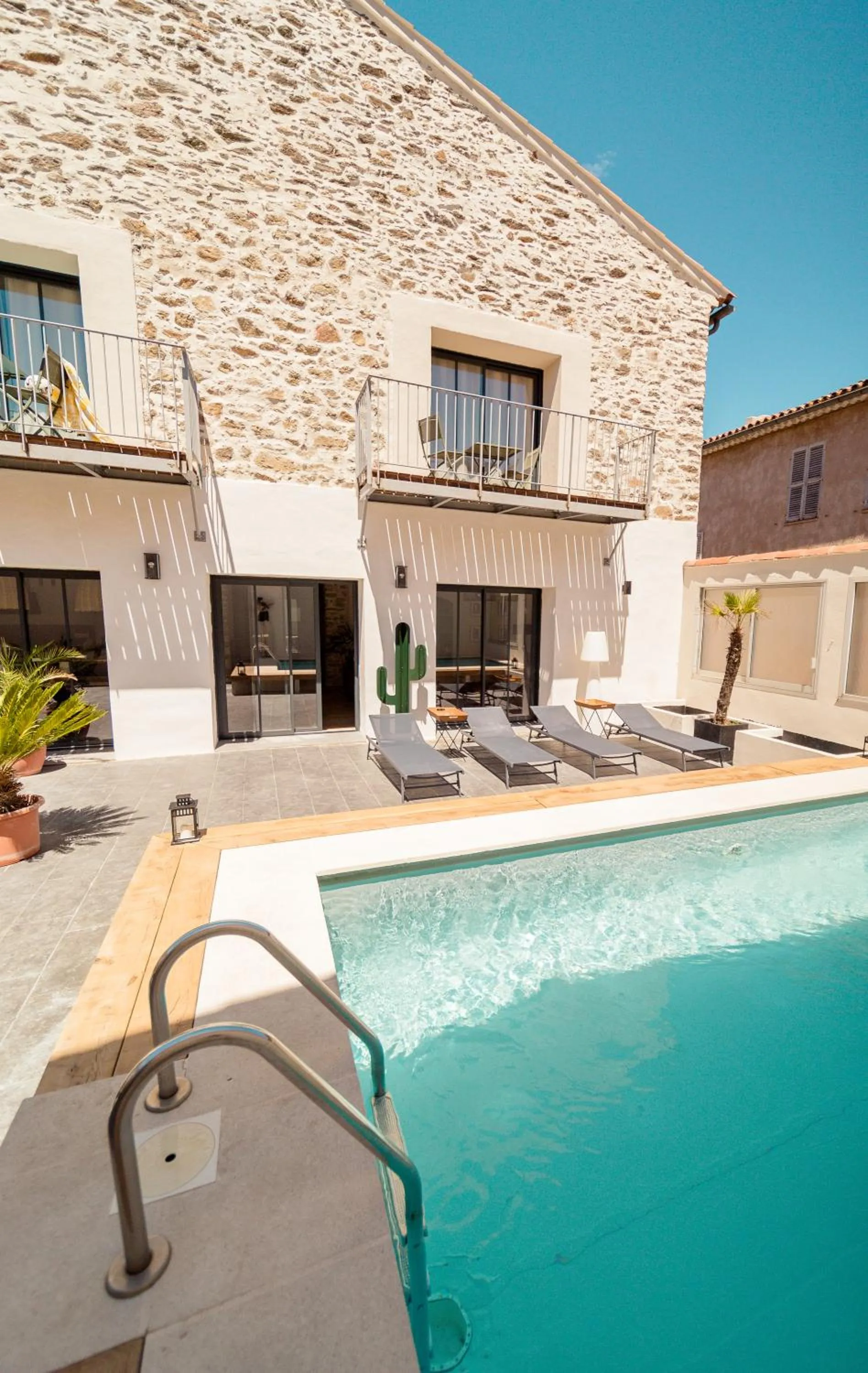 Property building in UNE HISTOIRE DE FAMILLE