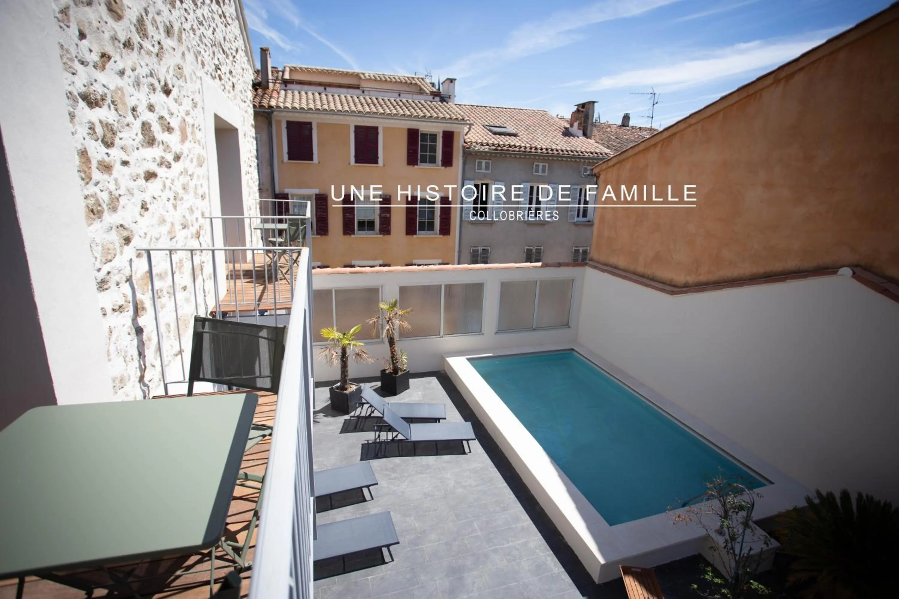 Pool view in UNE HISTOIRE DE FAMILLE