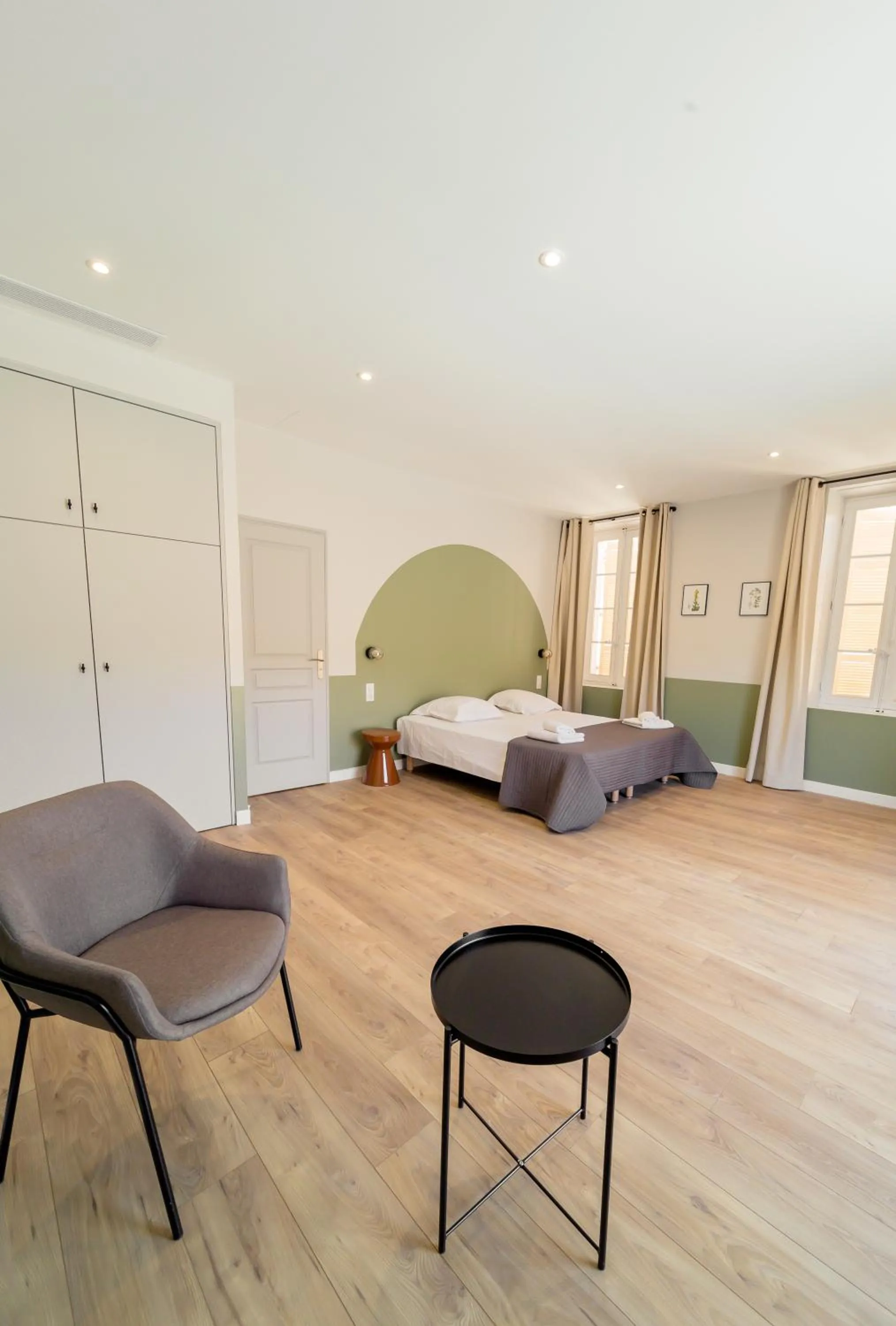 Photo of the whole room, Bed in UNE HISTOIRE DE FAMILLE