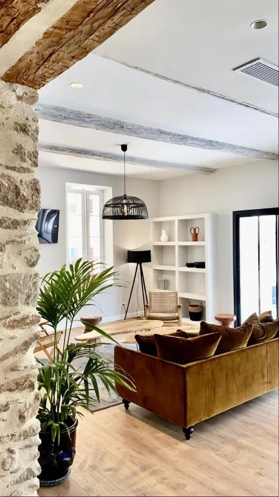 Communal lounge/ TV room in UNE HISTOIRE DE FAMILLE