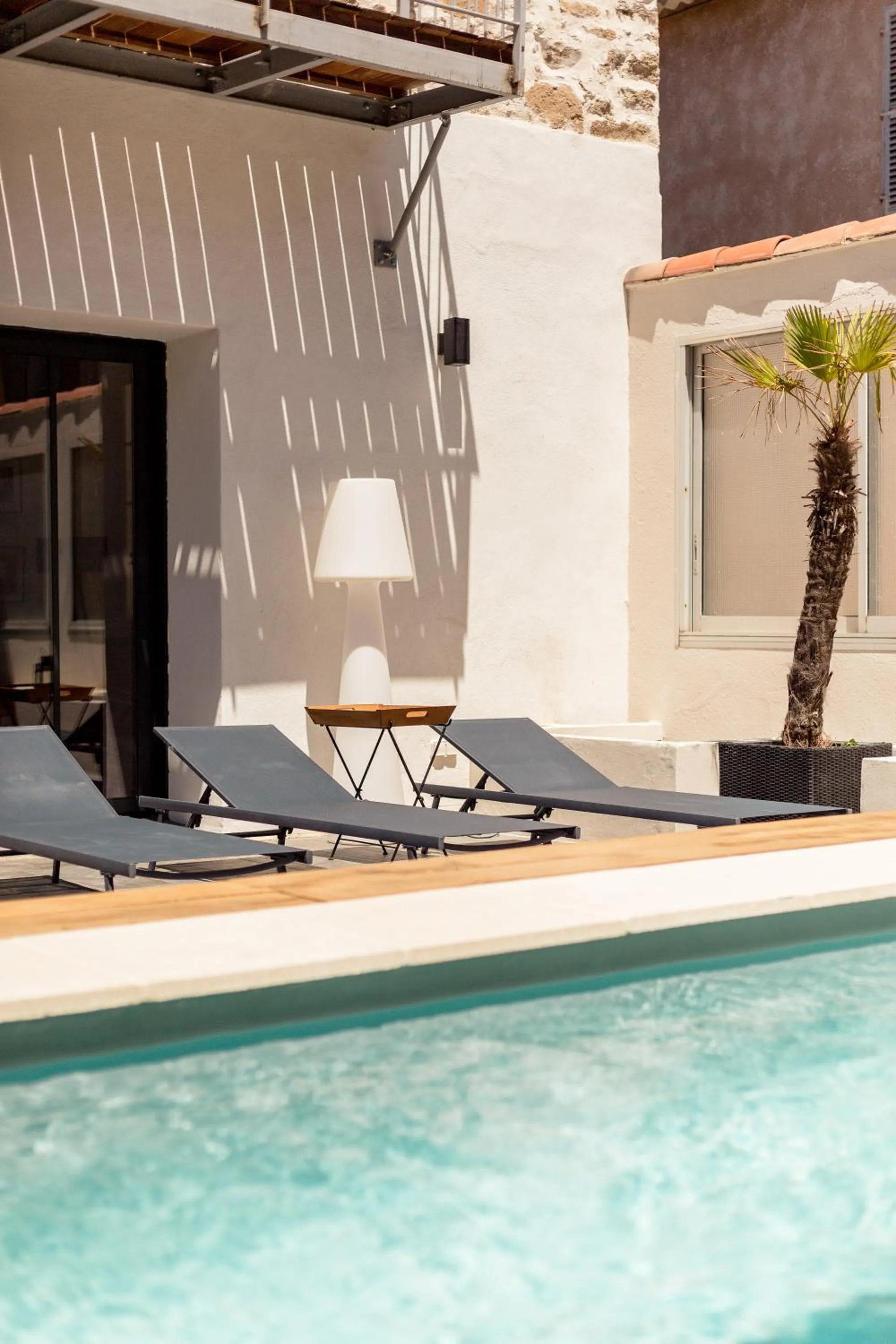 Property building in UNE HISTOIRE DE FAMILLE