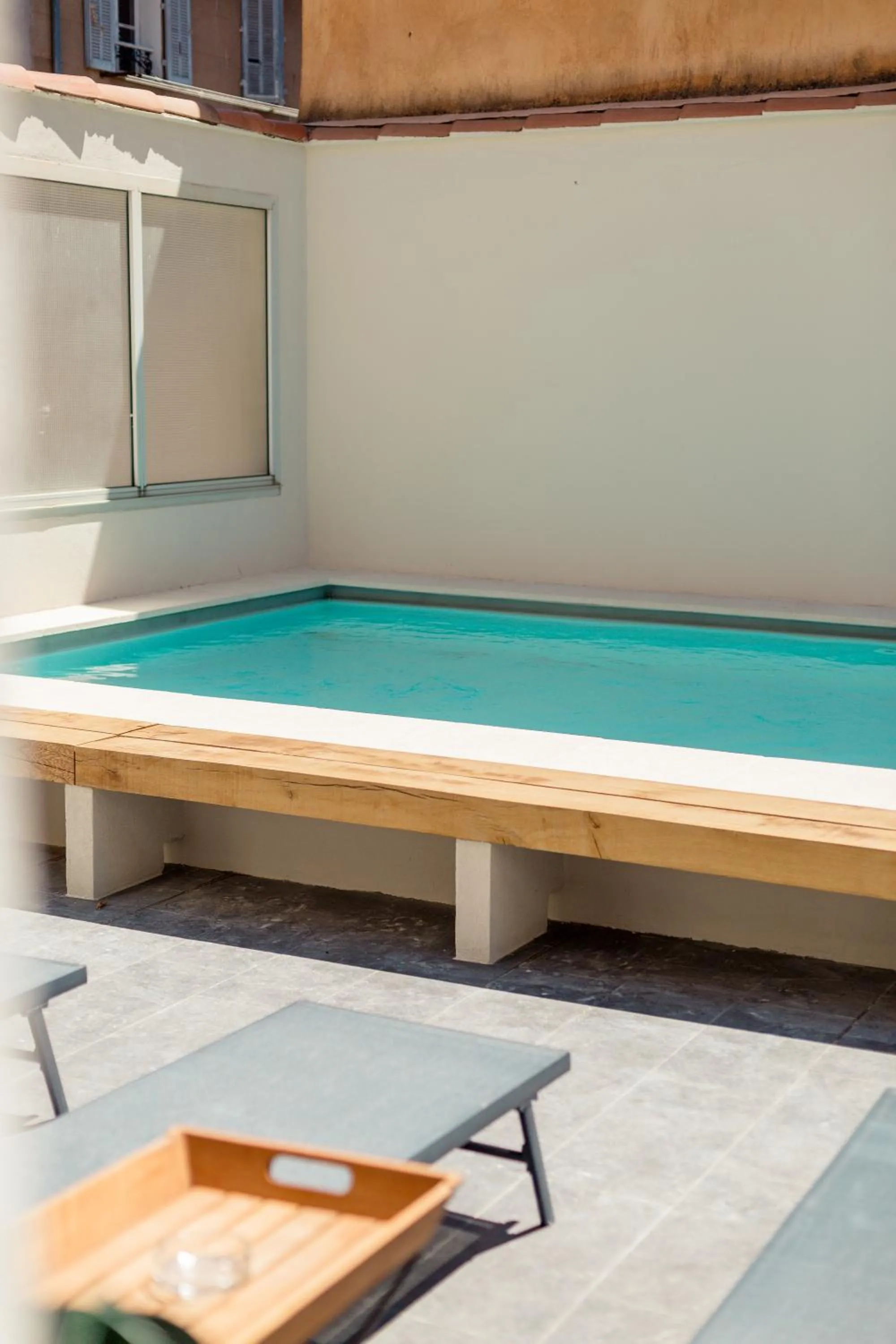 Swimming pool in UNE HISTOIRE DE FAMILLE