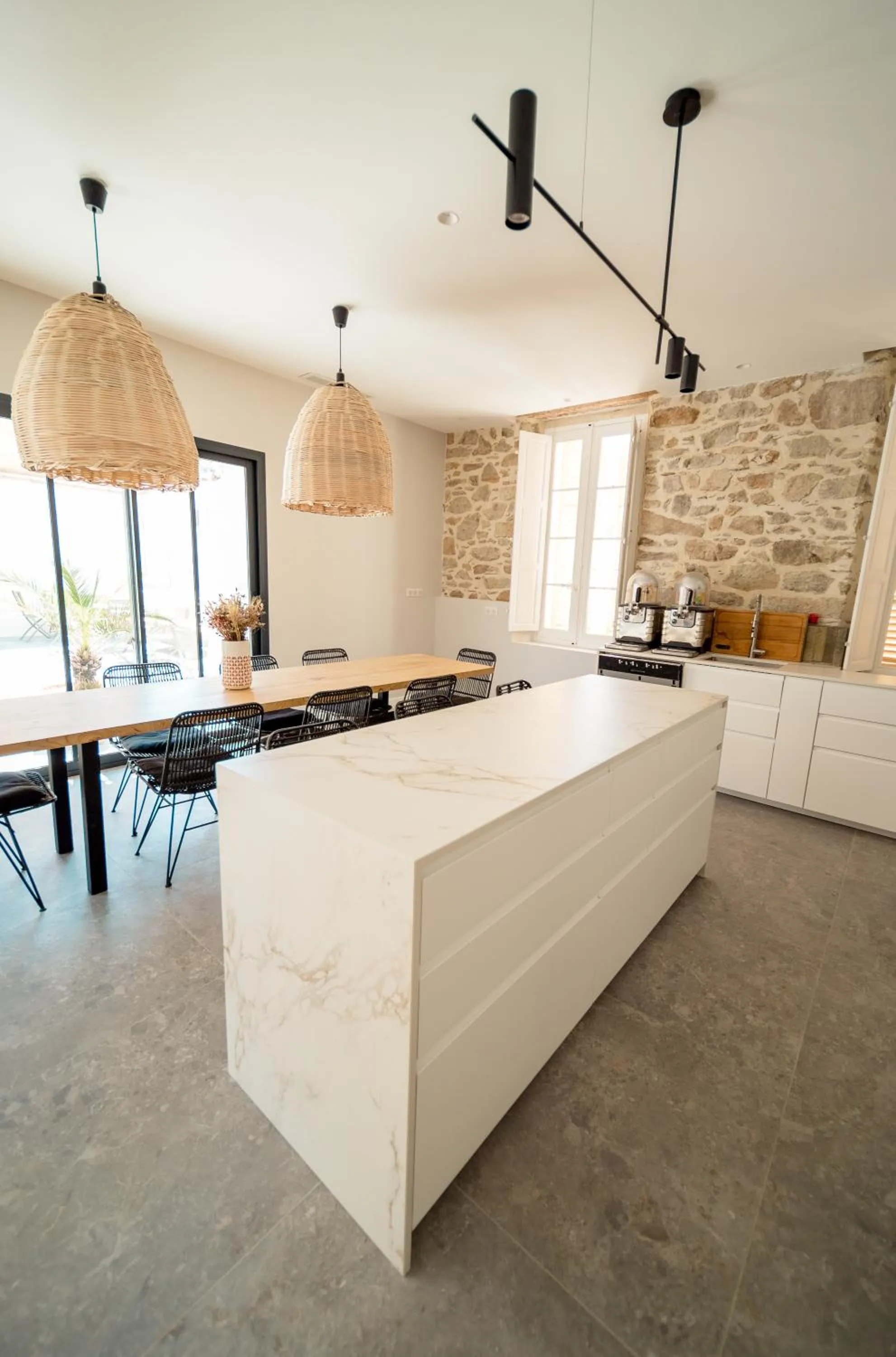 Communal kitchen in UNE HISTOIRE DE FAMILLE