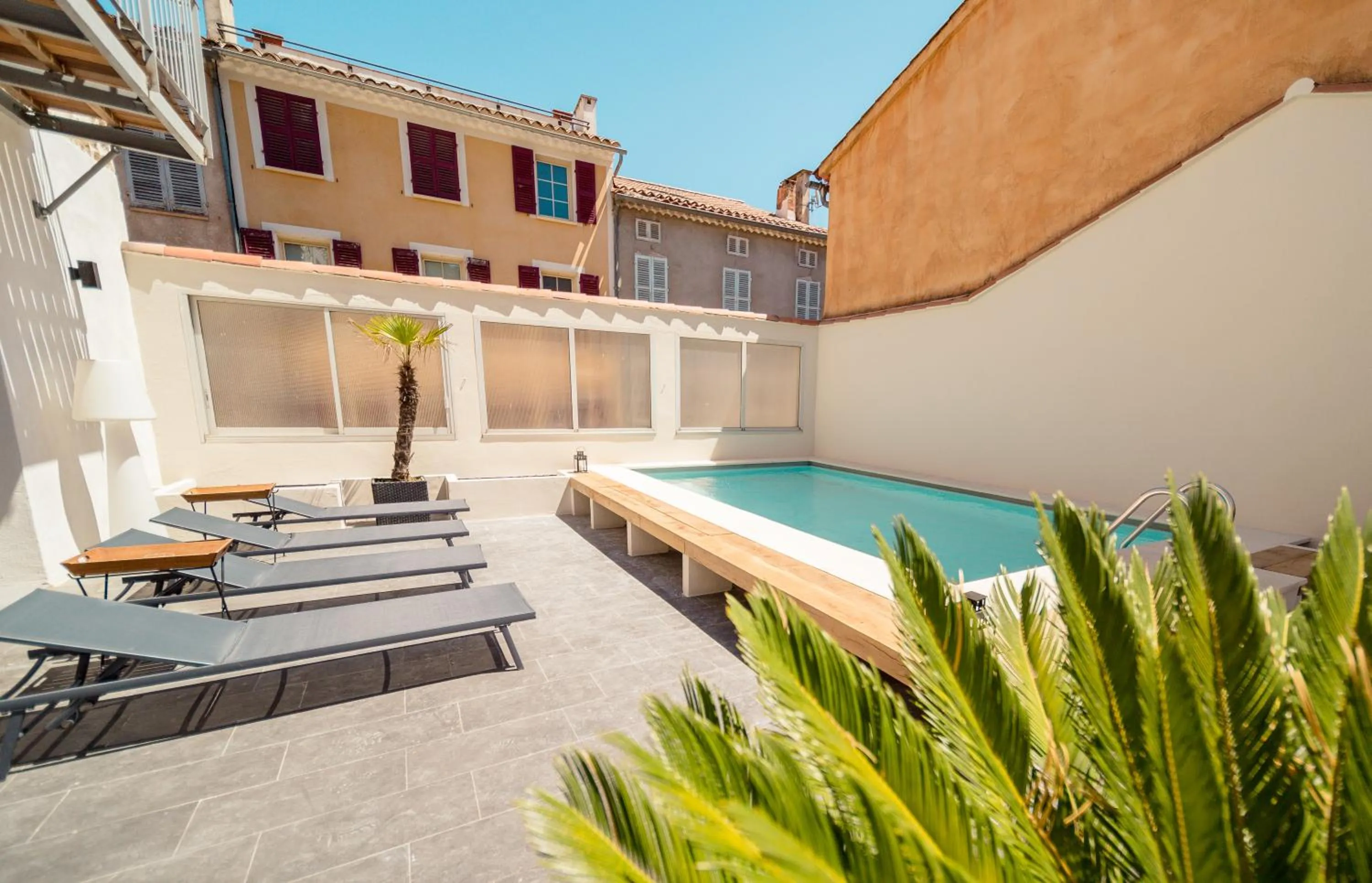 Swimming pool in UNE HISTOIRE DE FAMILLE