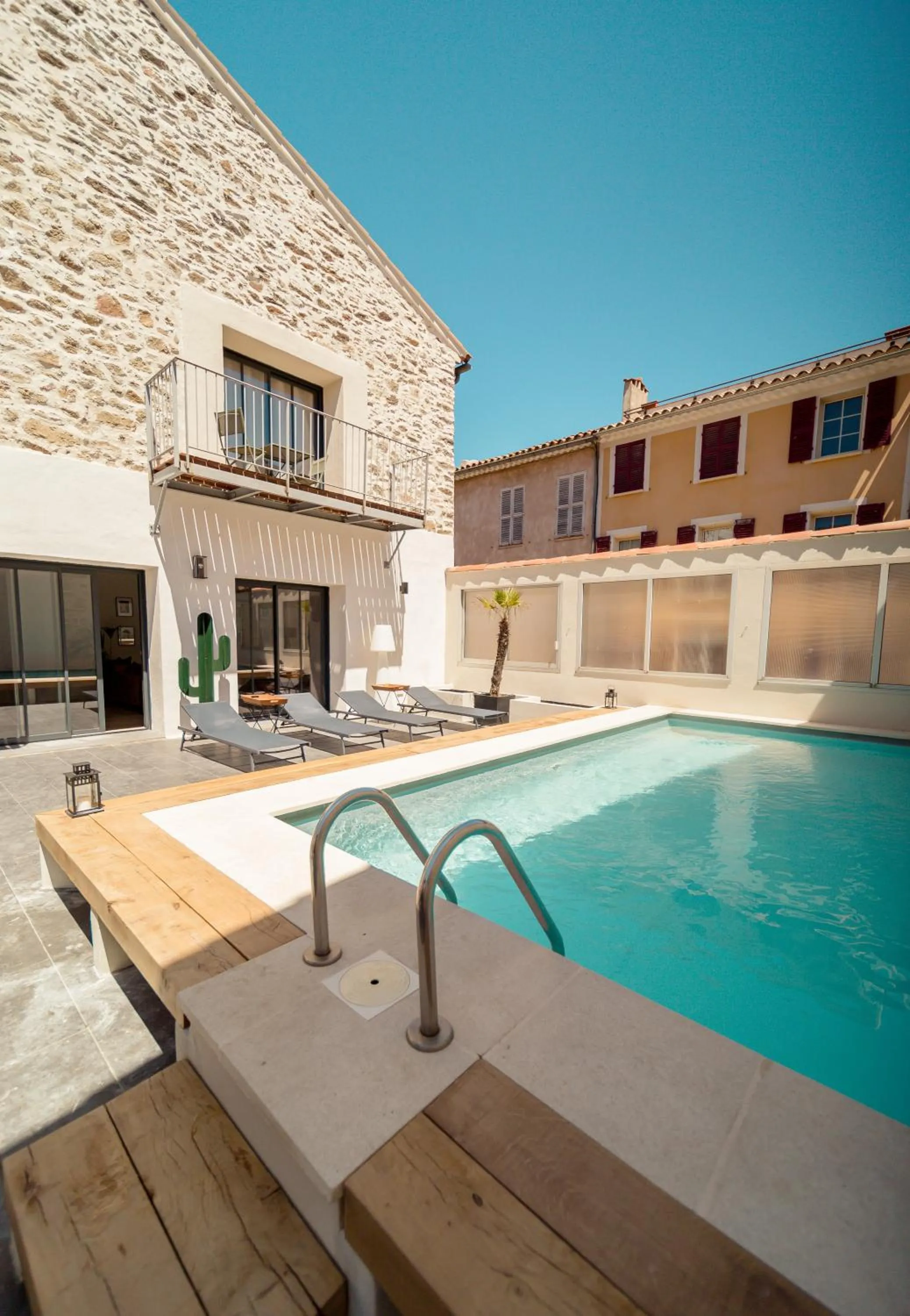 Property building in UNE HISTOIRE DE FAMILLE