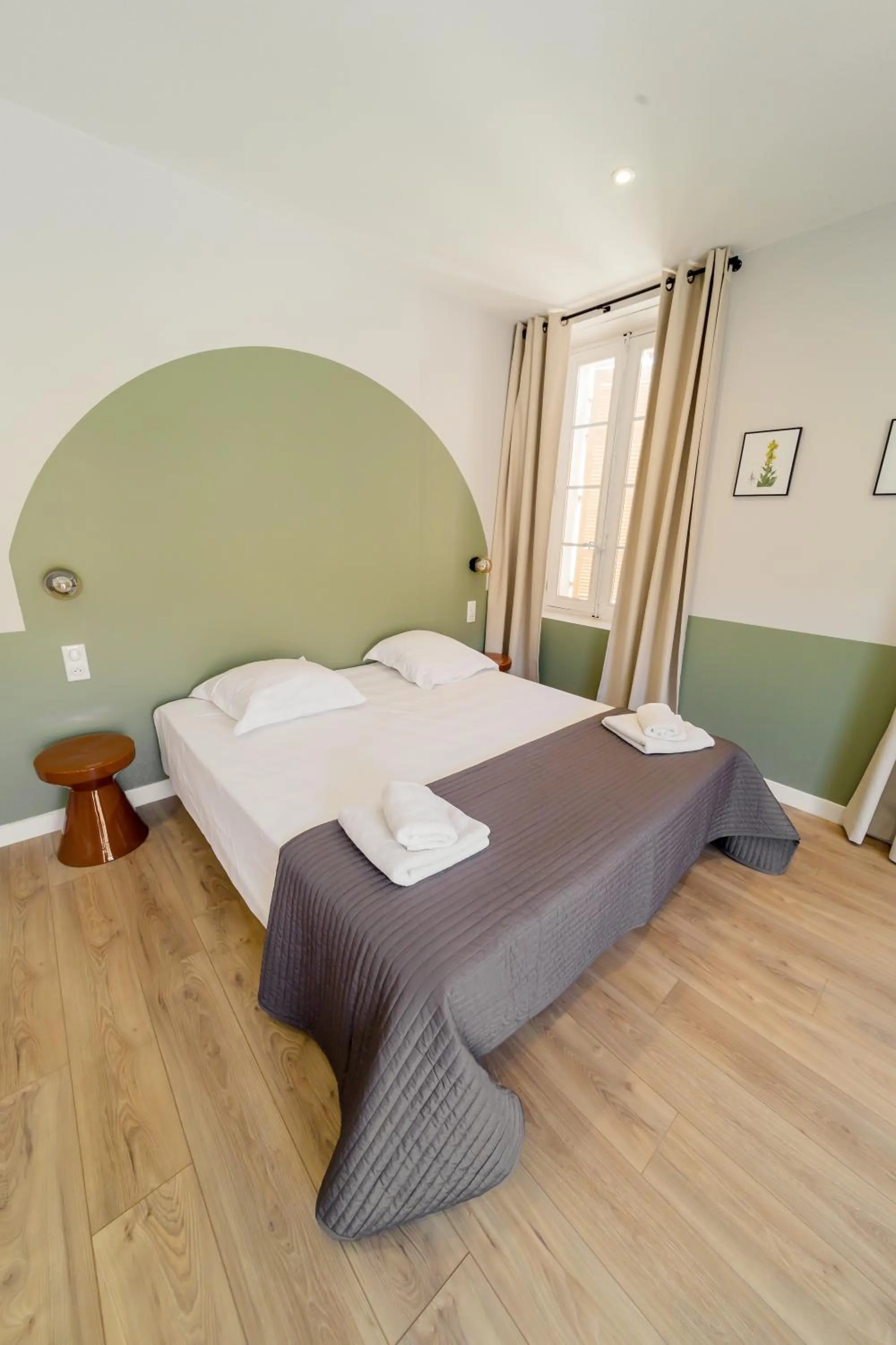 Bedroom, Bed in UNE HISTOIRE DE FAMILLE