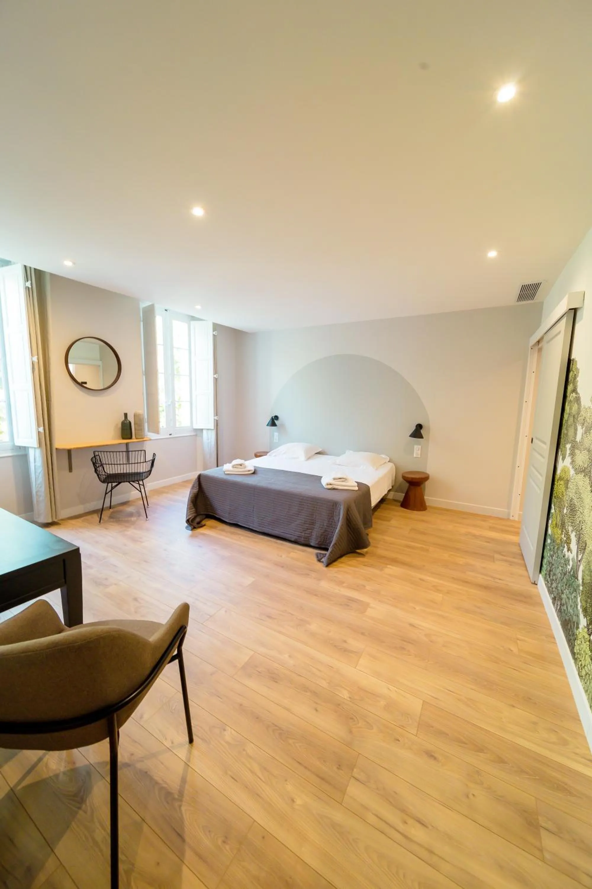 Photo of the whole room, Bed in UNE HISTOIRE DE FAMILLE