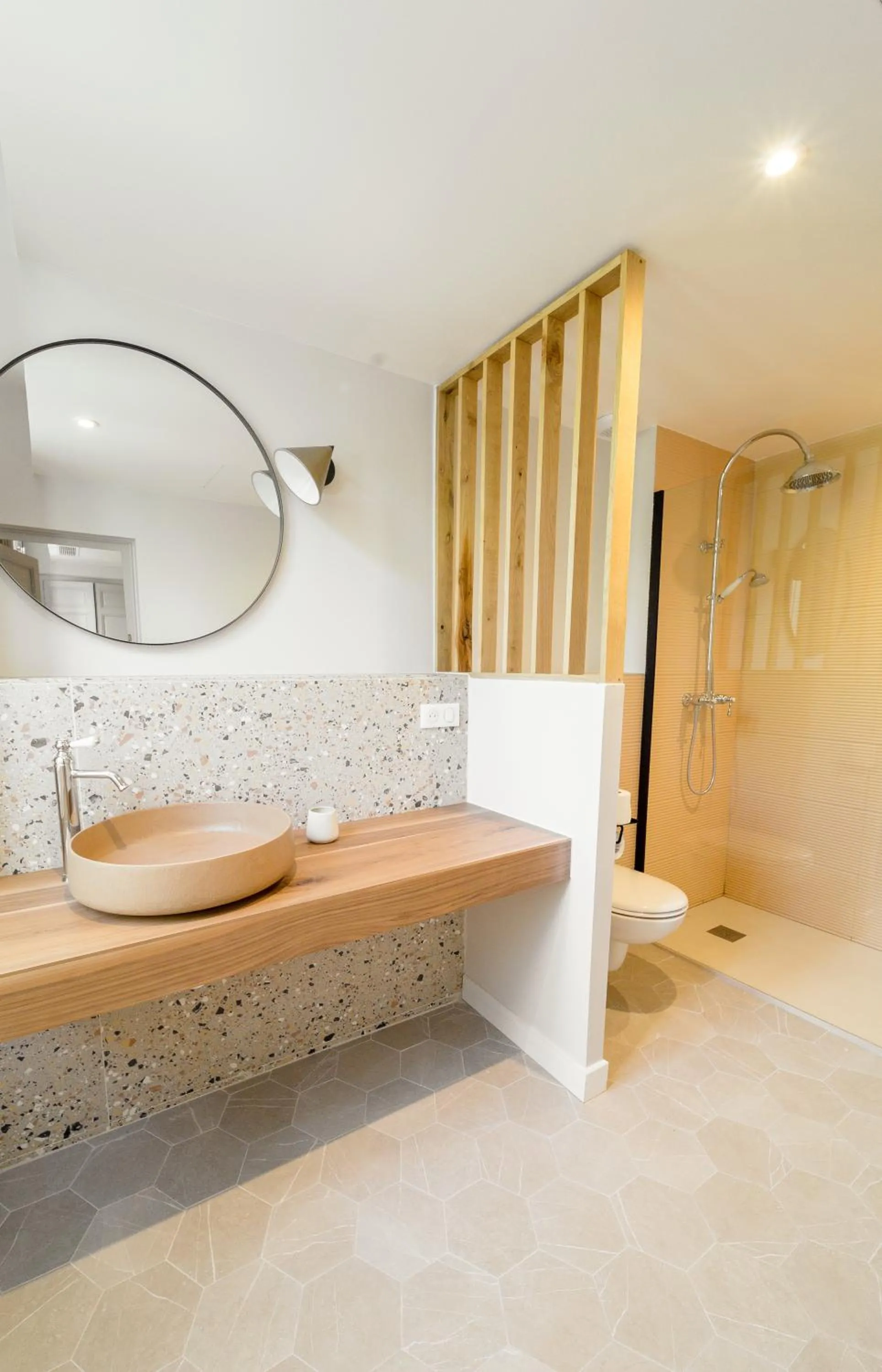 Bathroom in UNE HISTOIRE DE FAMILLE