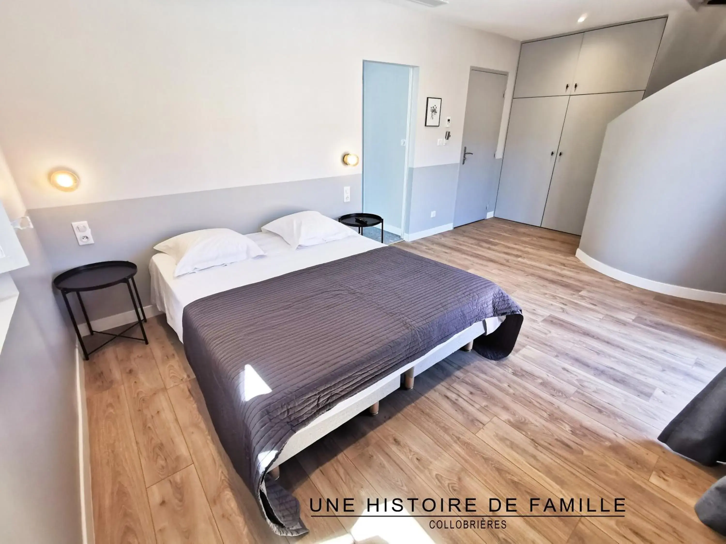 Family Room with Balcony in UNE HISTOIRE DE FAMILLE Family Room with Balcony in UNE HISTOIRE DE FAMILLE