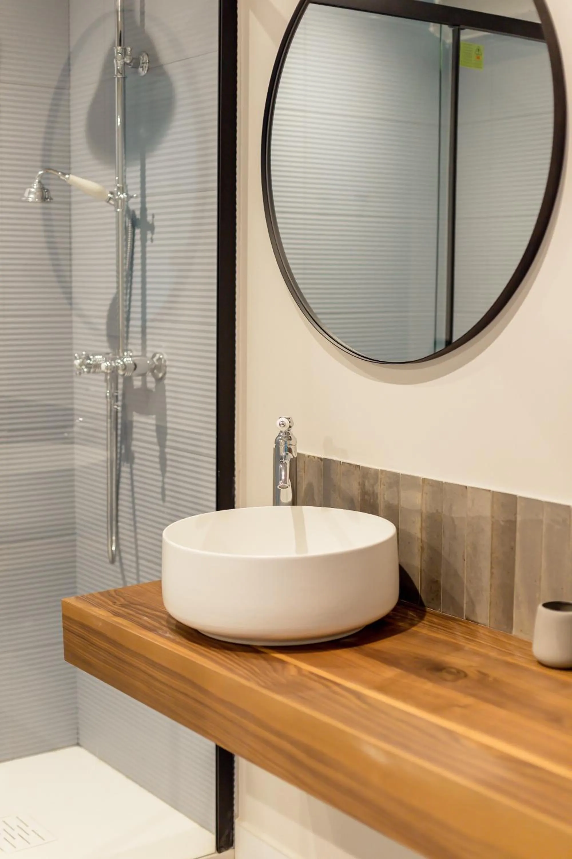 Bathroom in UNE HISTOIRE DE FAMILLE